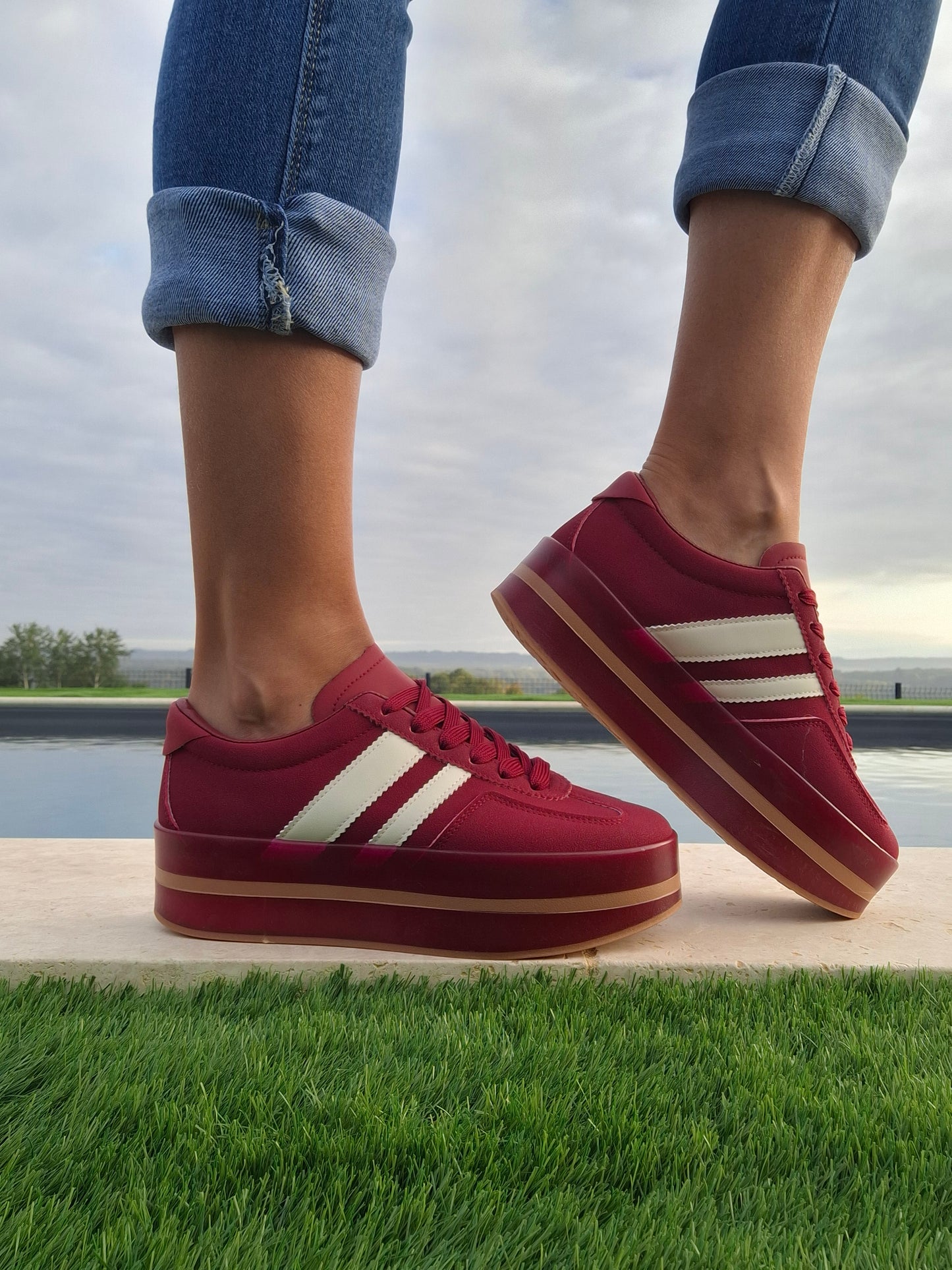 Chaussures baskets basses compensées rouge bordeaux avec bandes blanches style sneakers campus