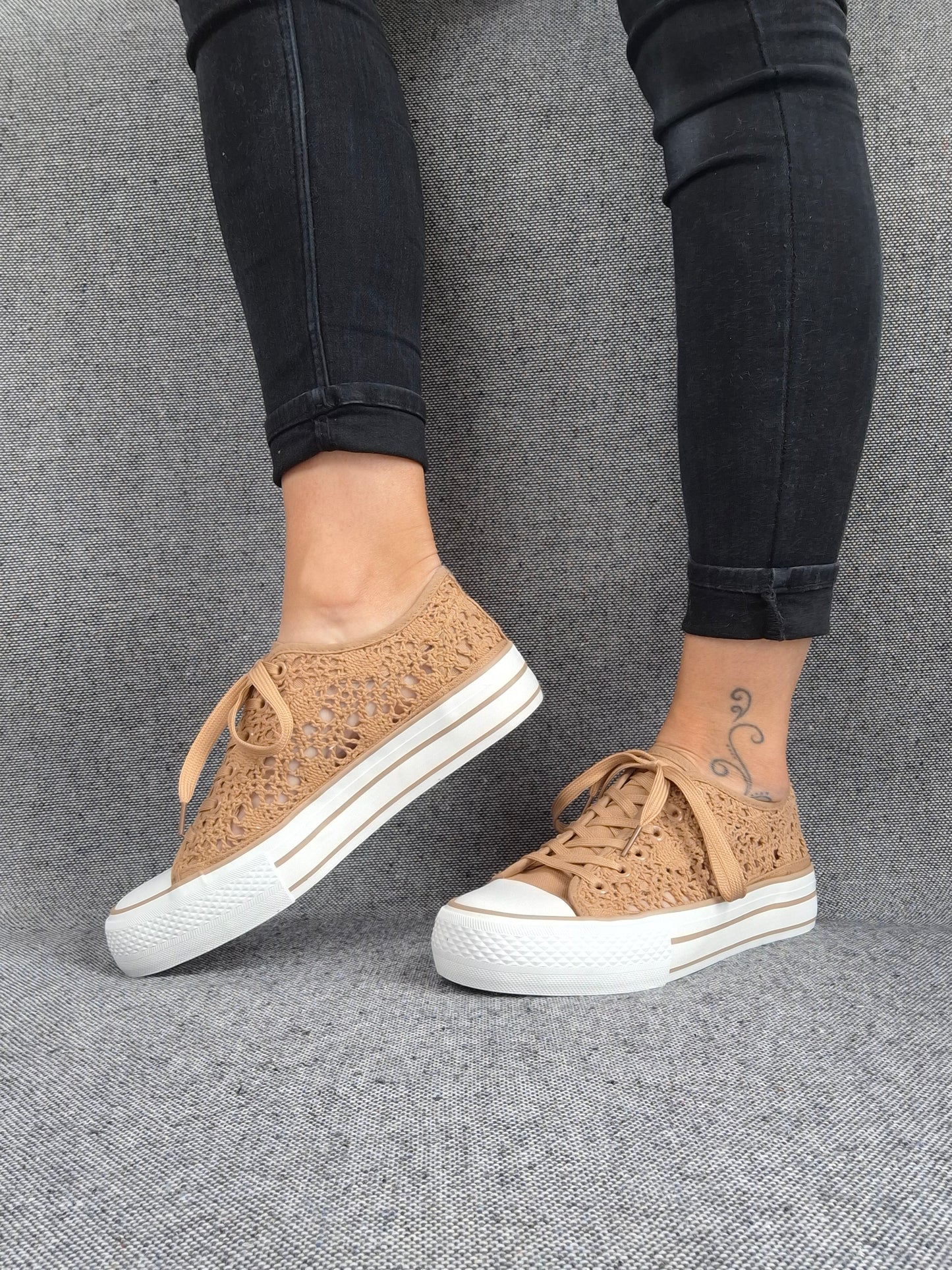 Chaussures baskets basses à dentelle beige foncé en tissu style converse