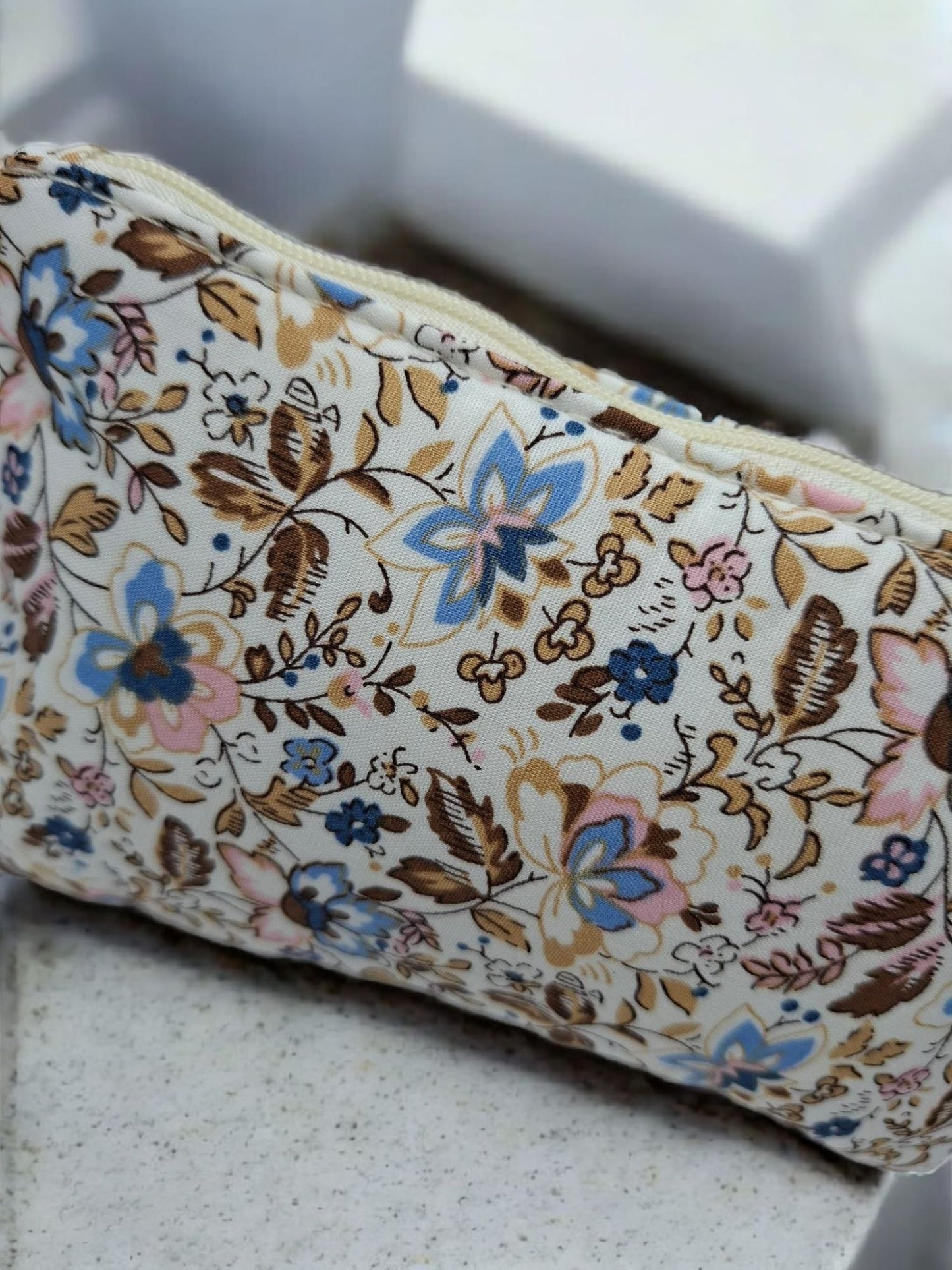 Trousse en coton avec inscription “Amour” à motif floral