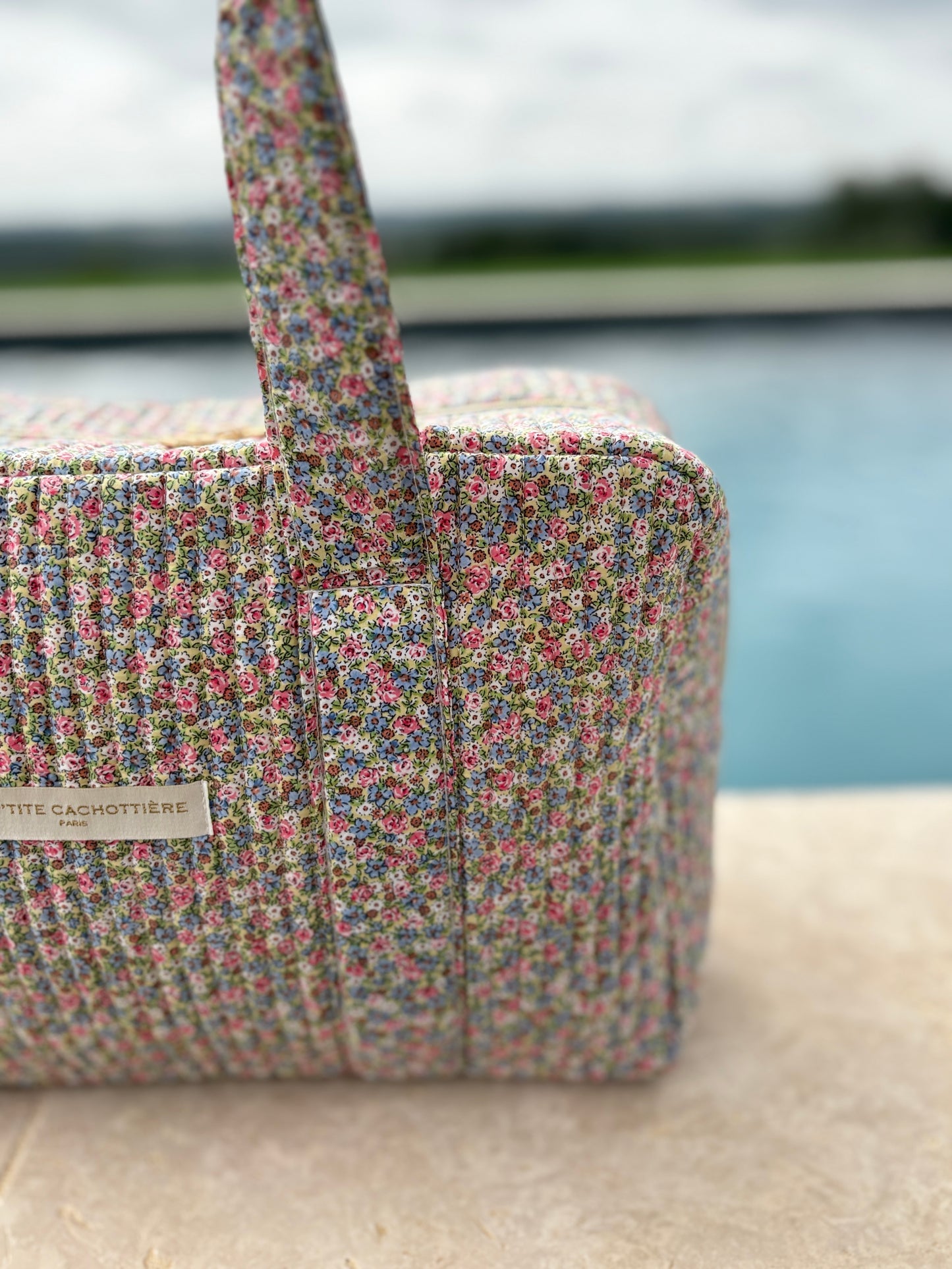 Sac week-end polochon en coton matelassé multicolore liberty fleuri rose bleu et blanc