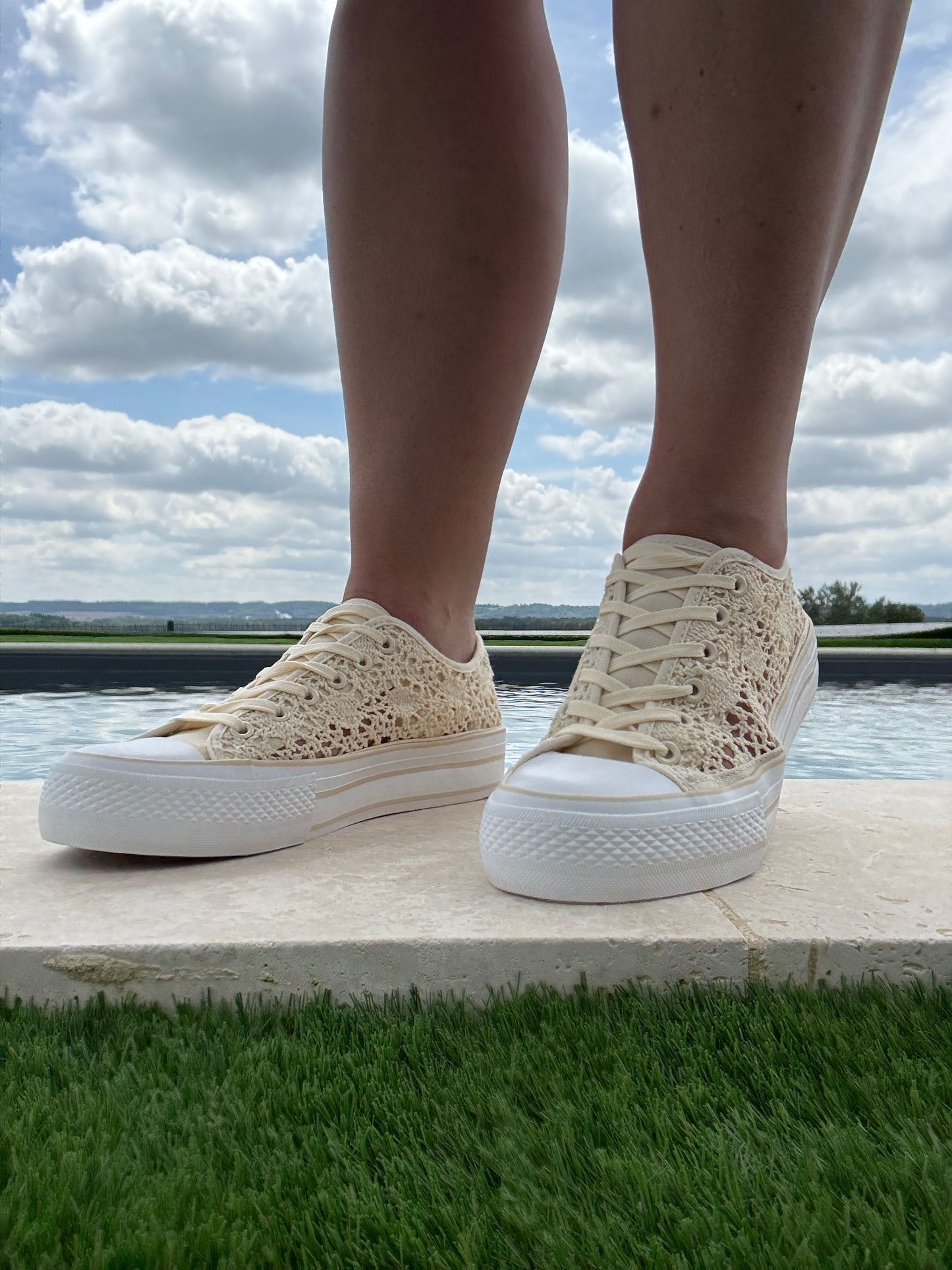 Chaussures baskets basses à dentelle beige en tissu style converse