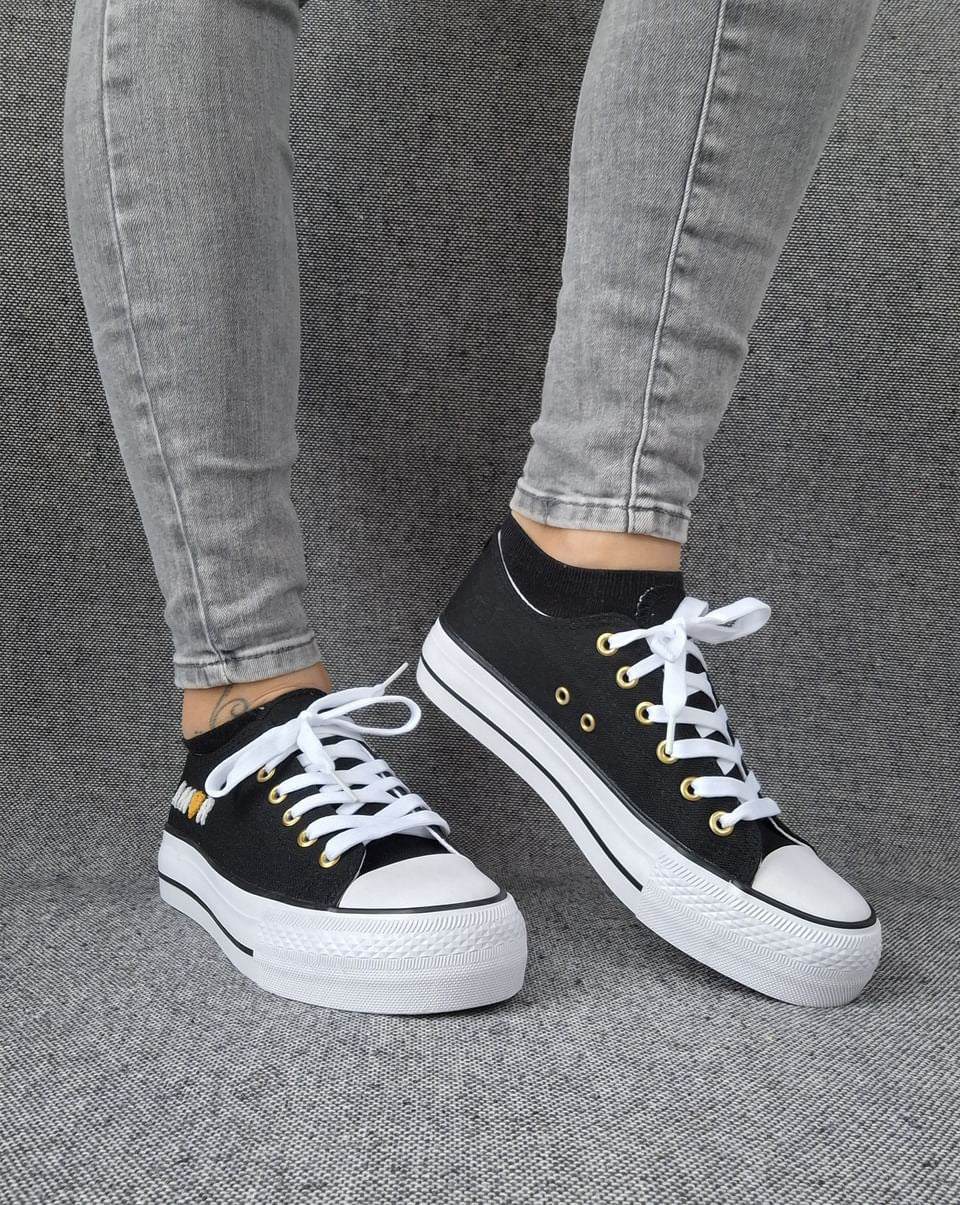 Chaussures baskets basses en toile noir avec inscription “Amor” style converse