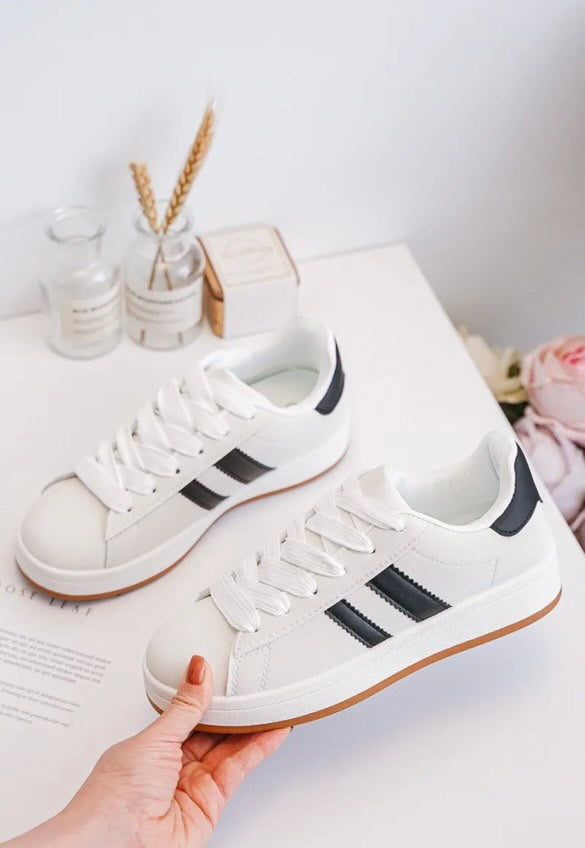 Chaussures baskets basses blanches à rayures noires style campus