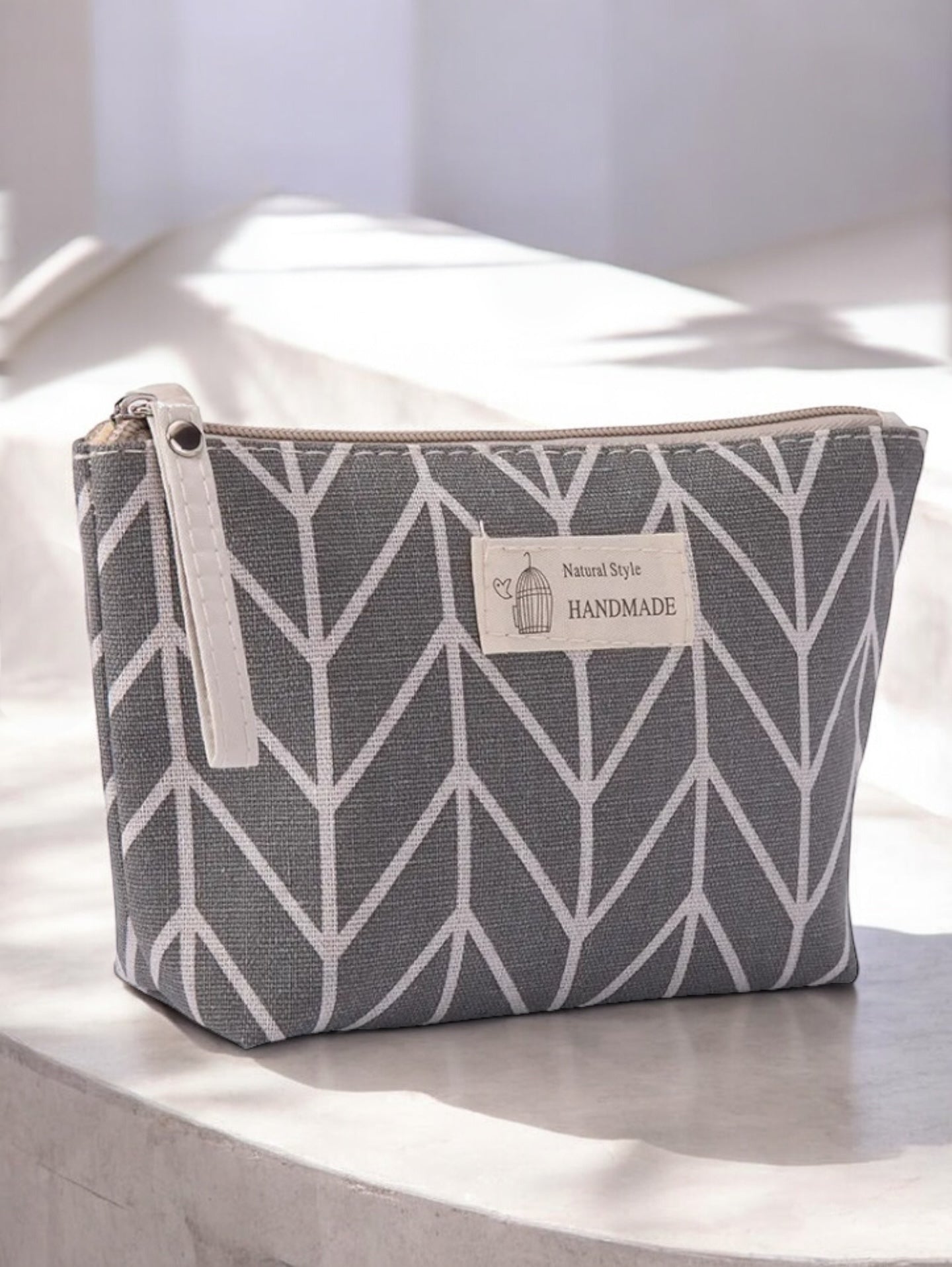 Trousse en coton motif géométrique blanc sur fond gris