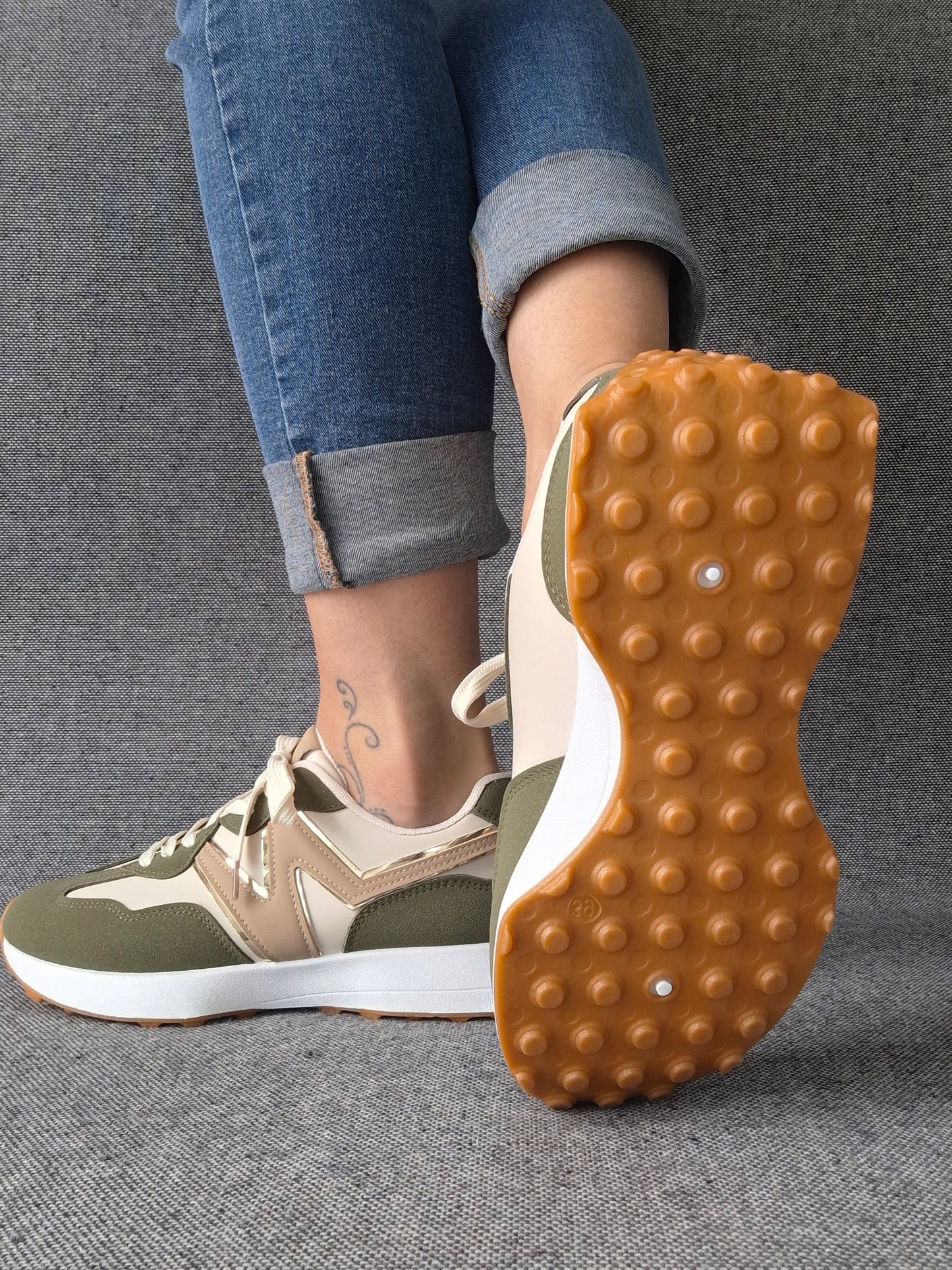 Chaussures baskets en tissu beige et kaki rehaussée par un motif taupe style sneakers