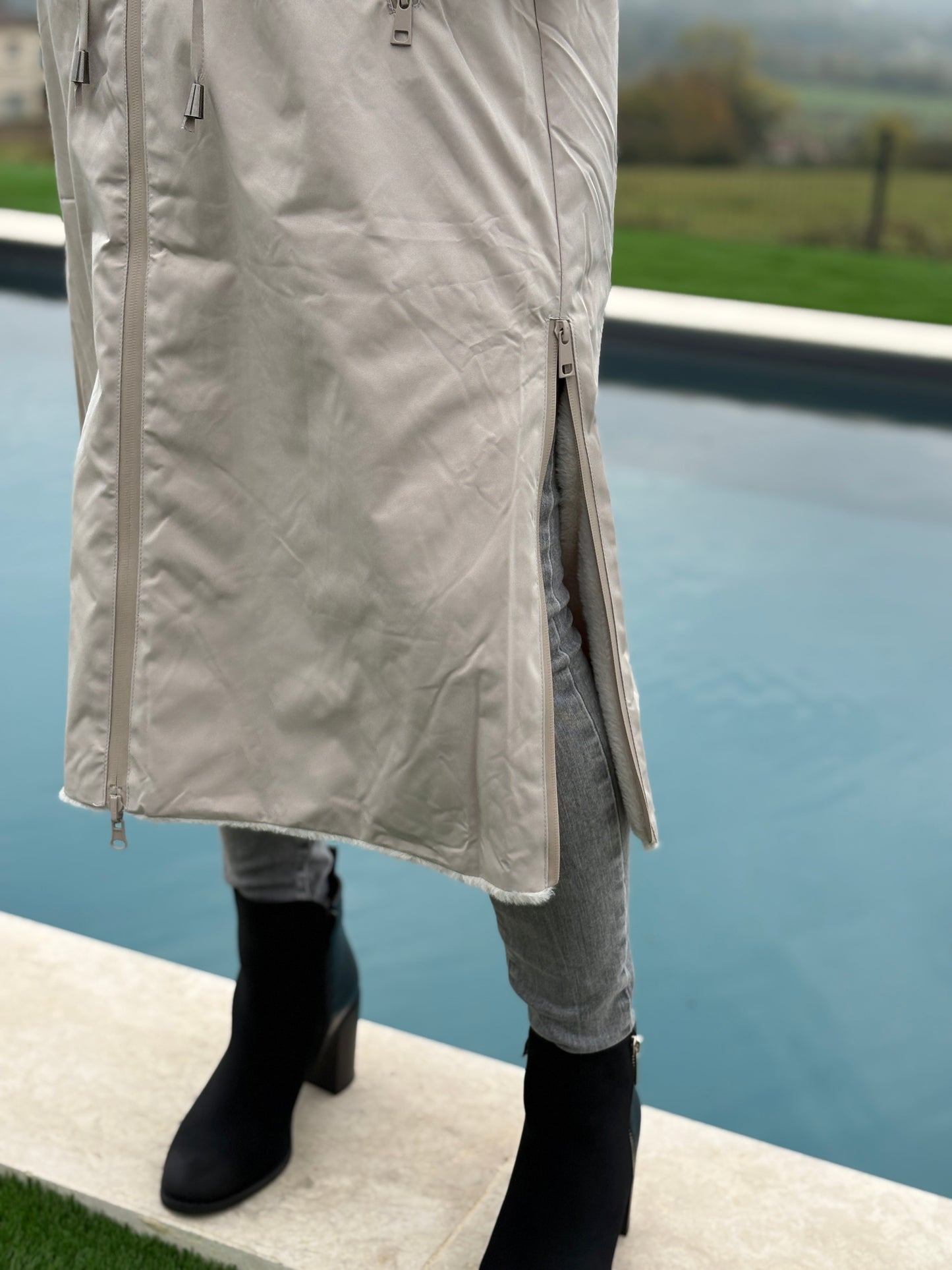 Melya Melody - Manteau long réversible blanc crème fausse fourrure avec capuche et cordons de serrage à la taille