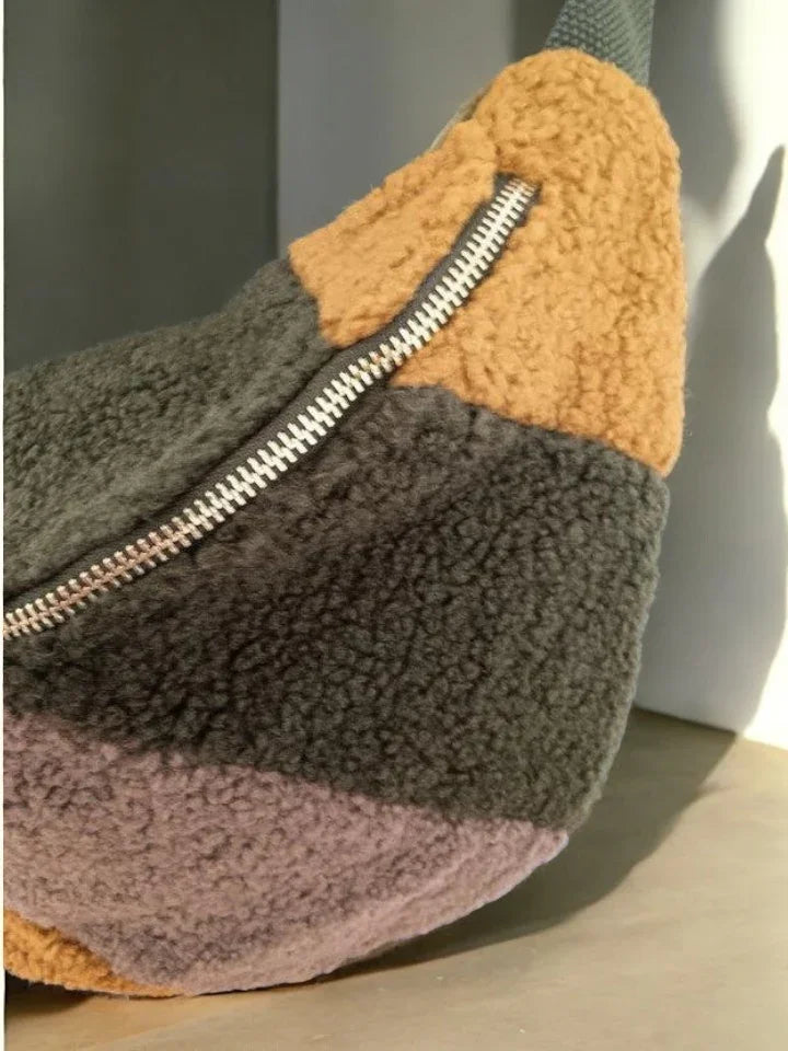 Colorblock sherpa sac banane bag with zipper from Le Petit Placard, trendy accessory
