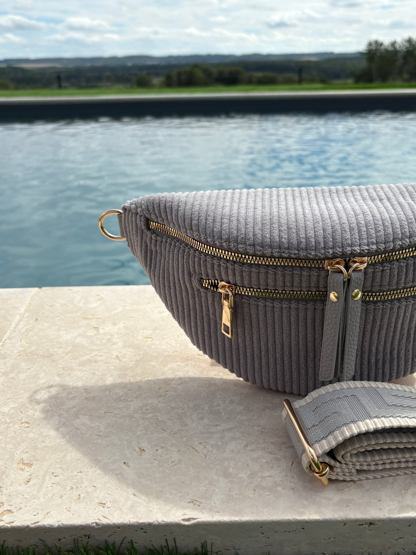Sac banane velours côtelé 2 poches gris sangle fantaisie