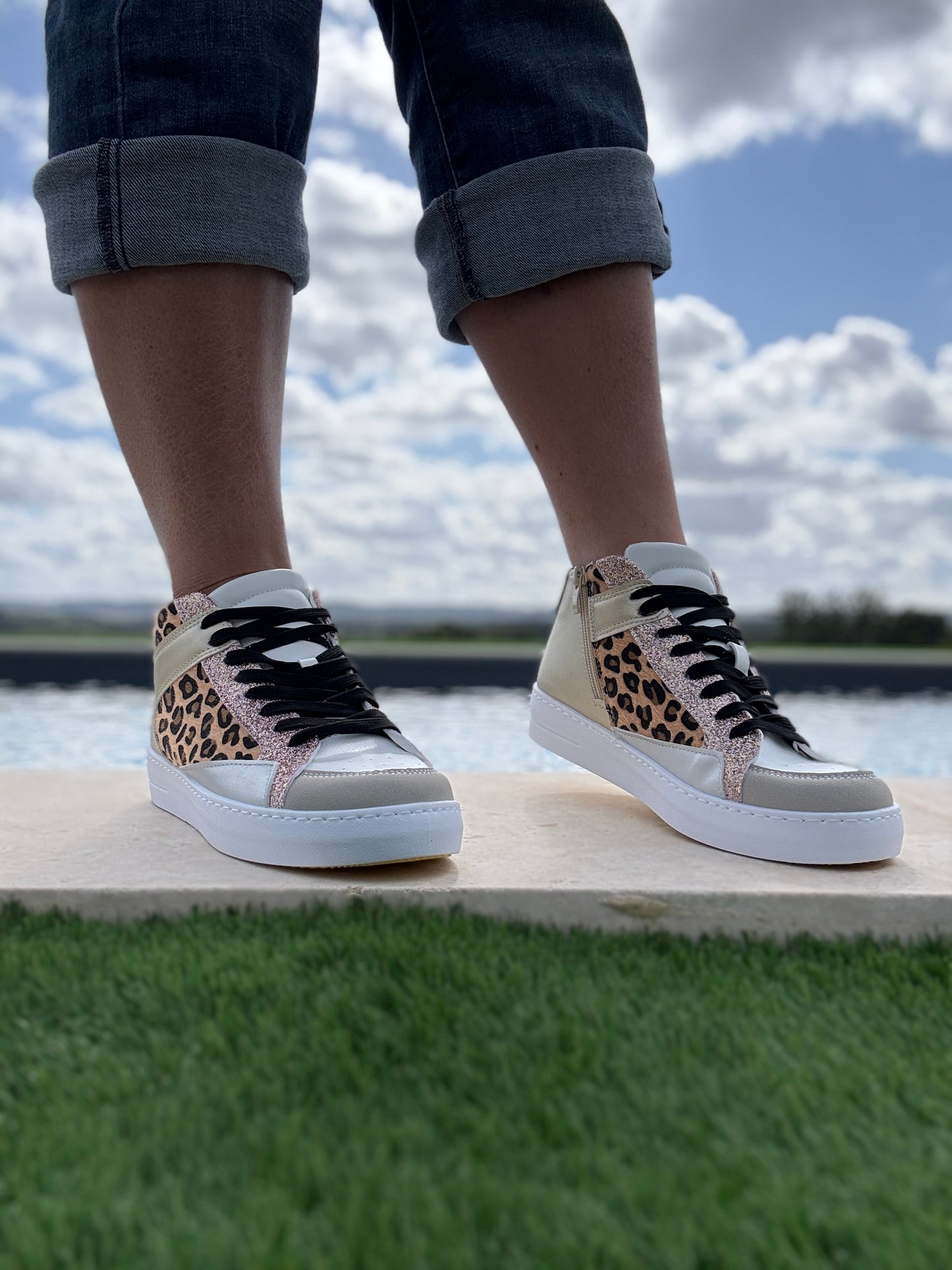 Chaussures baskets hautes type sneakers montantes léopard et doré