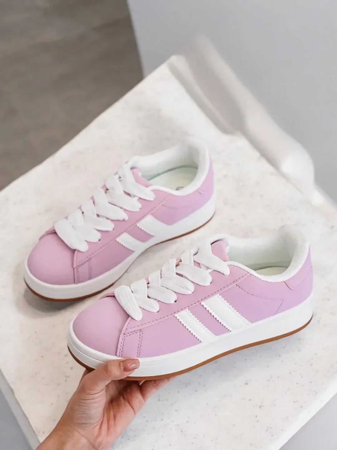 Chaussures baskets basses rose pale lilas avec bandes blanches style sneakers campus