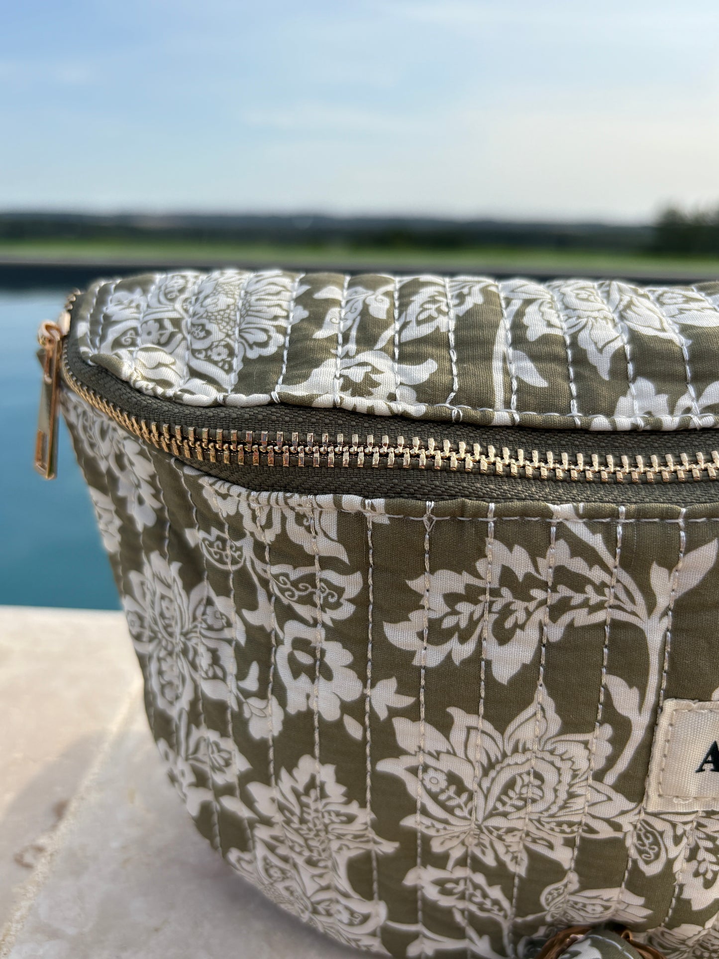 Sac banane coton matelassé liberty toile de jouy fleuri vert kaki et blanc