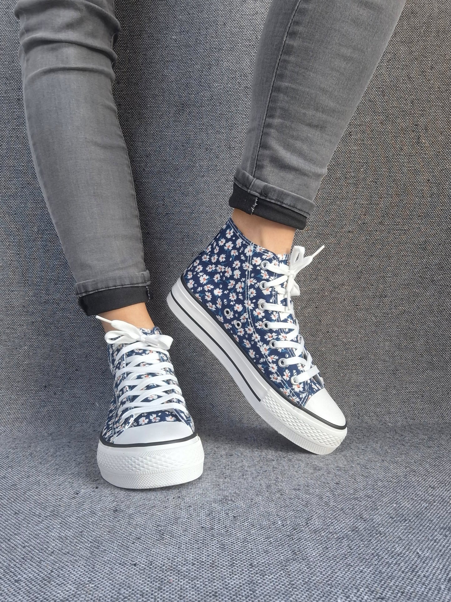 Chaussures baskets hautes motifs liberty fleurs bleu marine en tissu style converse
