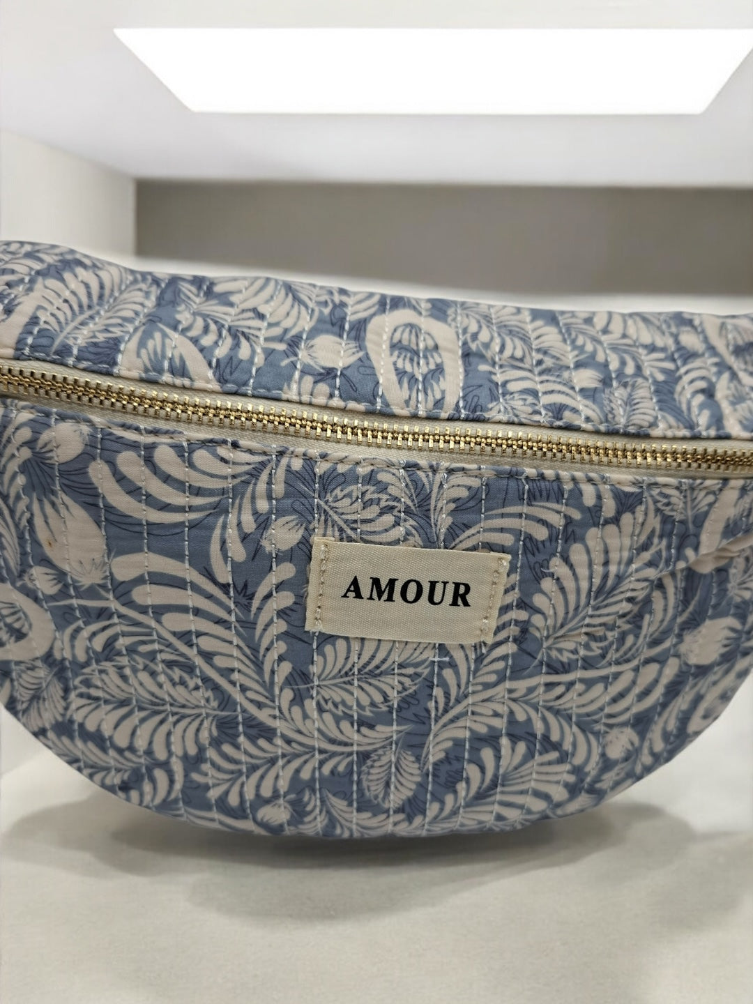 Sac banane en coton matelassé liberty fleuri bleu et creme