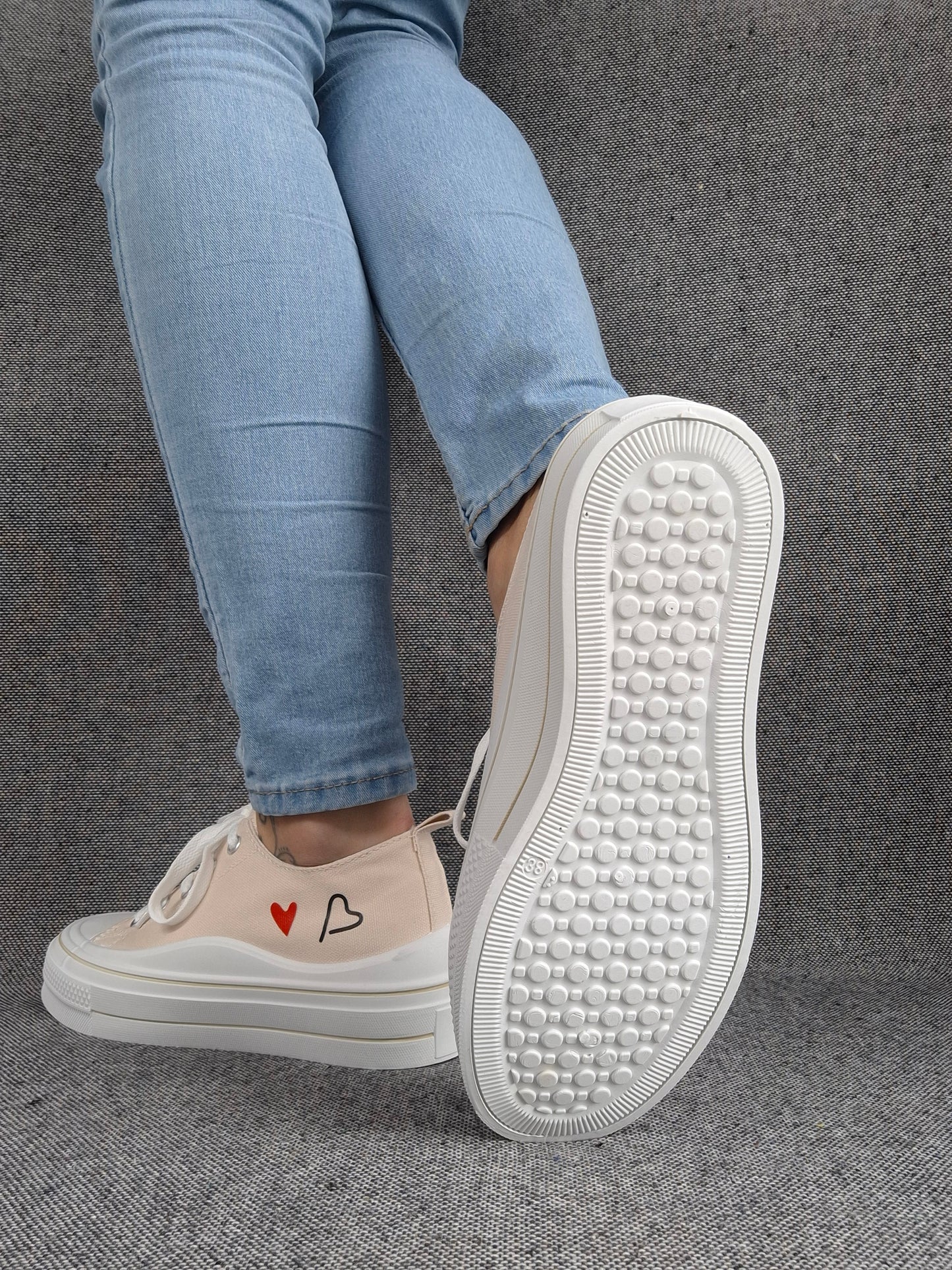 Chaussures baskets basses en tissu toile beige motifs coeurs rouge et noir