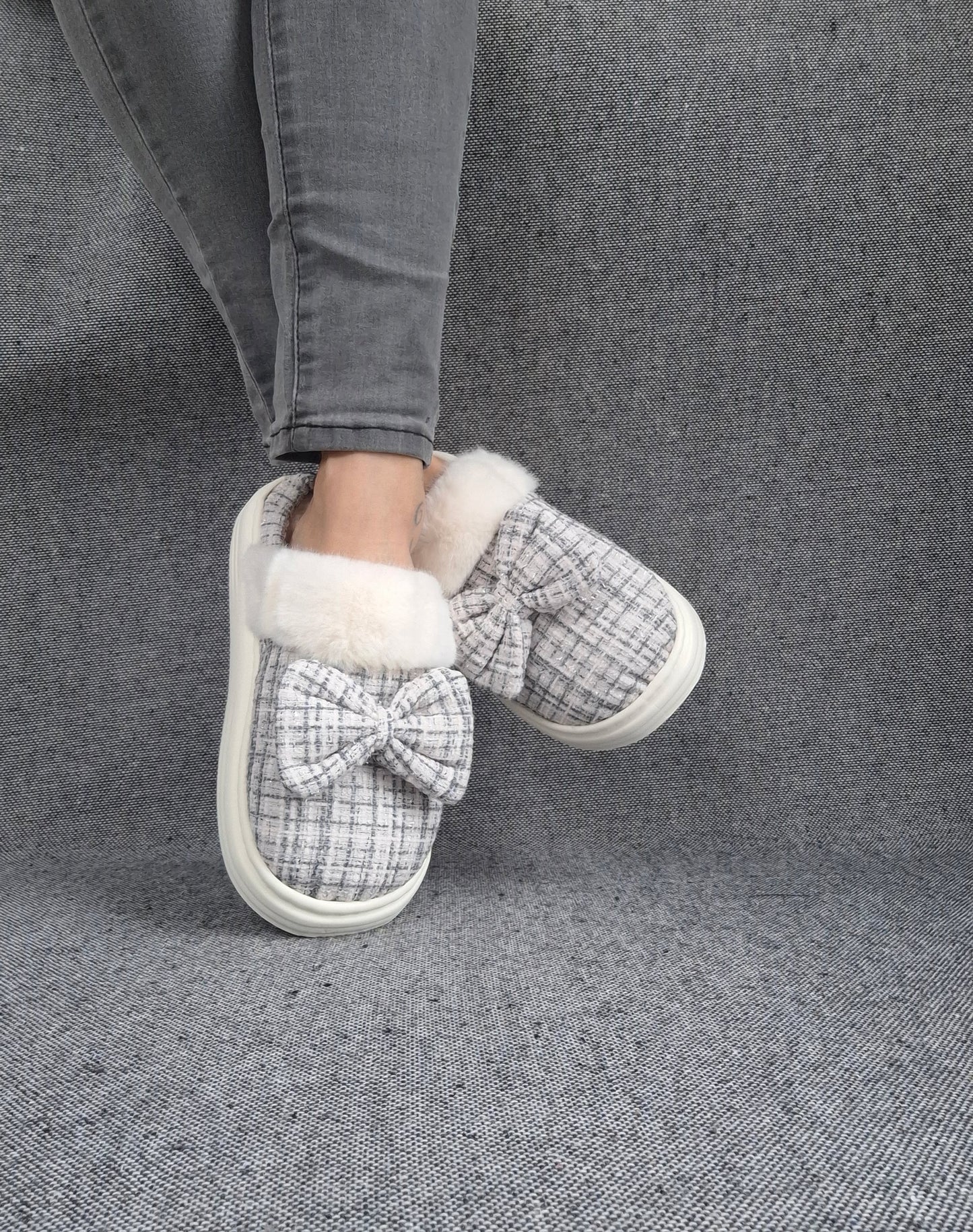 Chaussons fourrés bleu et blanc en tissu à carreaux avec noeud