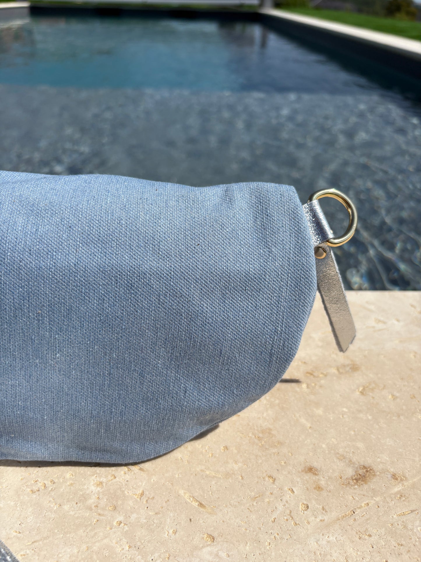 Sac banane tissu jean bandouliere grise en cuir