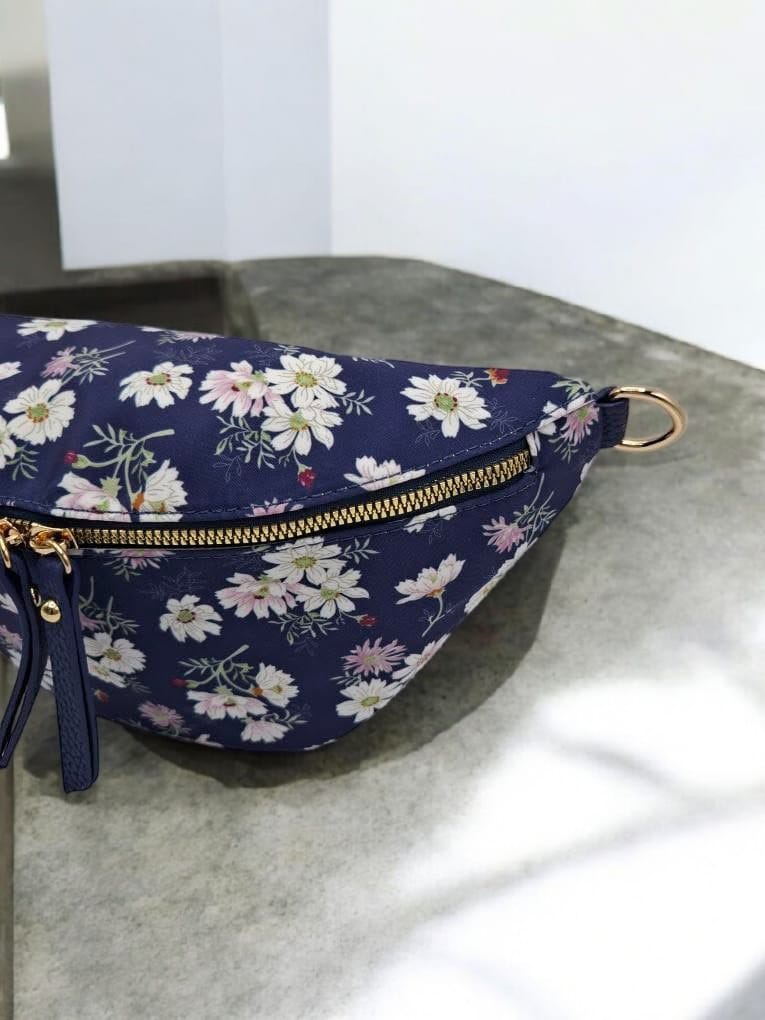 Sac banane en tissu bleu marine motifs fleuris blanc et rose