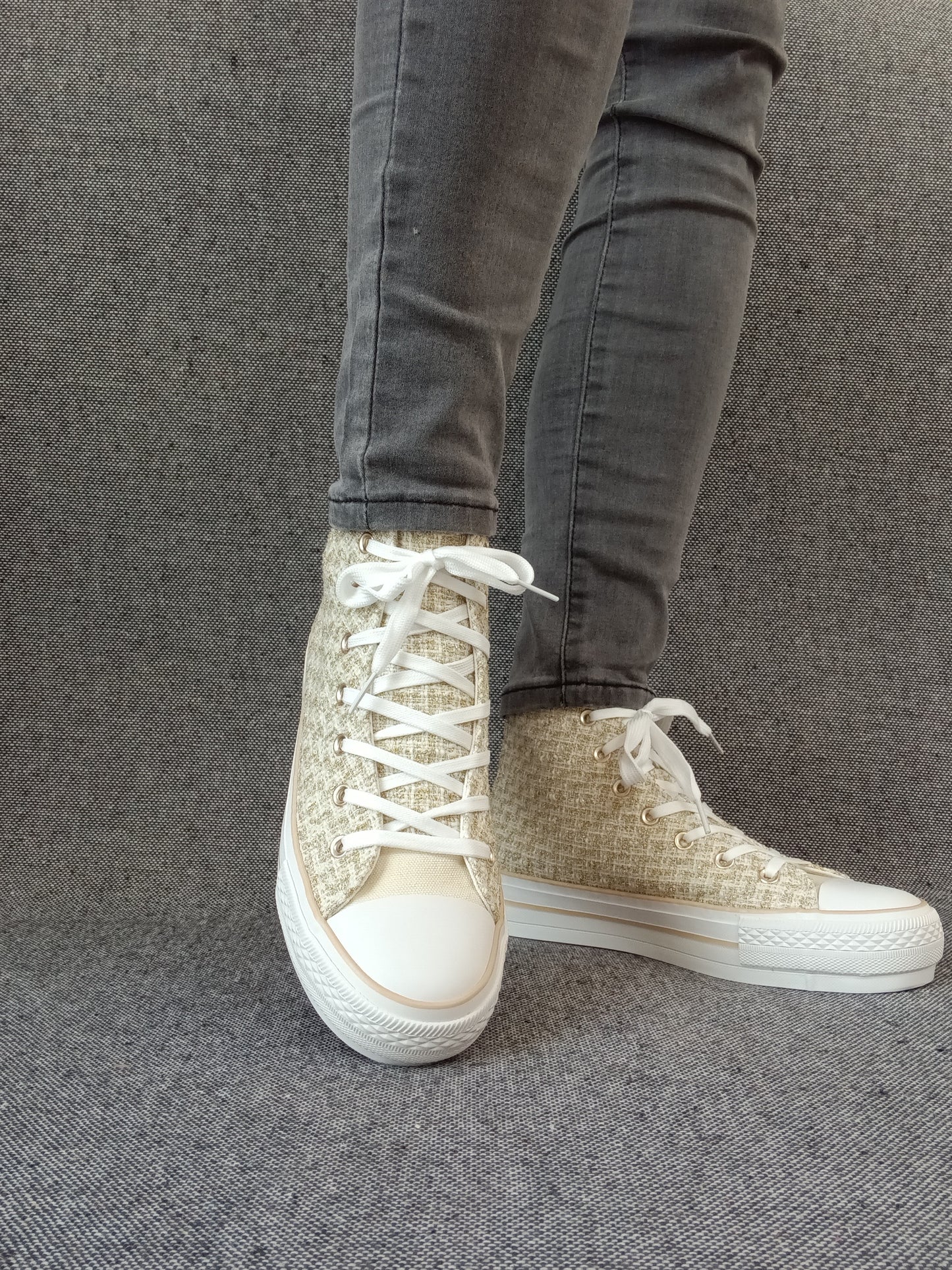Chaussures baskets hautes en tissu style tressé beige brillant style converse
