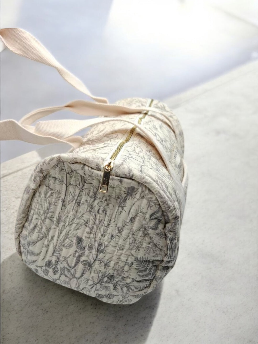 Sac polochon blanc en coton liberty fleuri noir