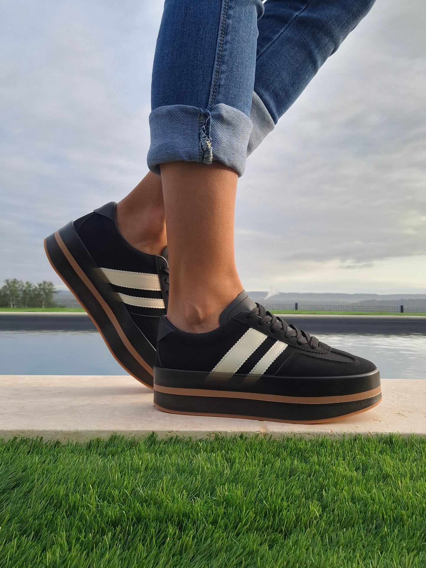 Chaussures baskets basses compensées noir avec bandes blanches style sneakers campus