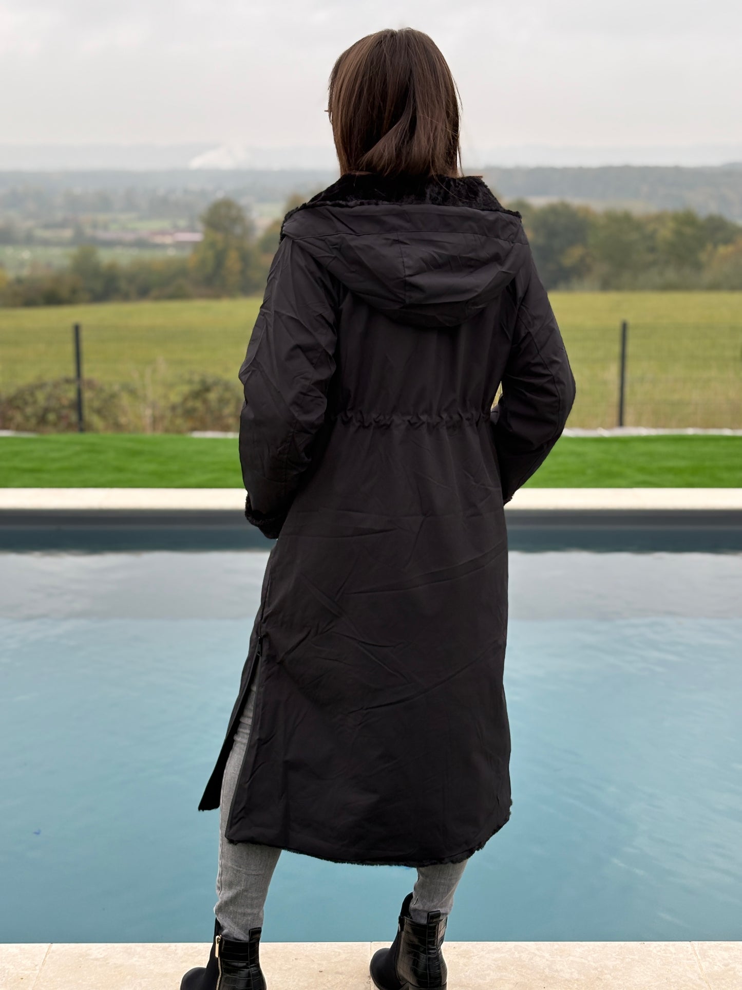 Manteau long réversible noir fausse fourrure avec capuche et cordons de serrage à la taille