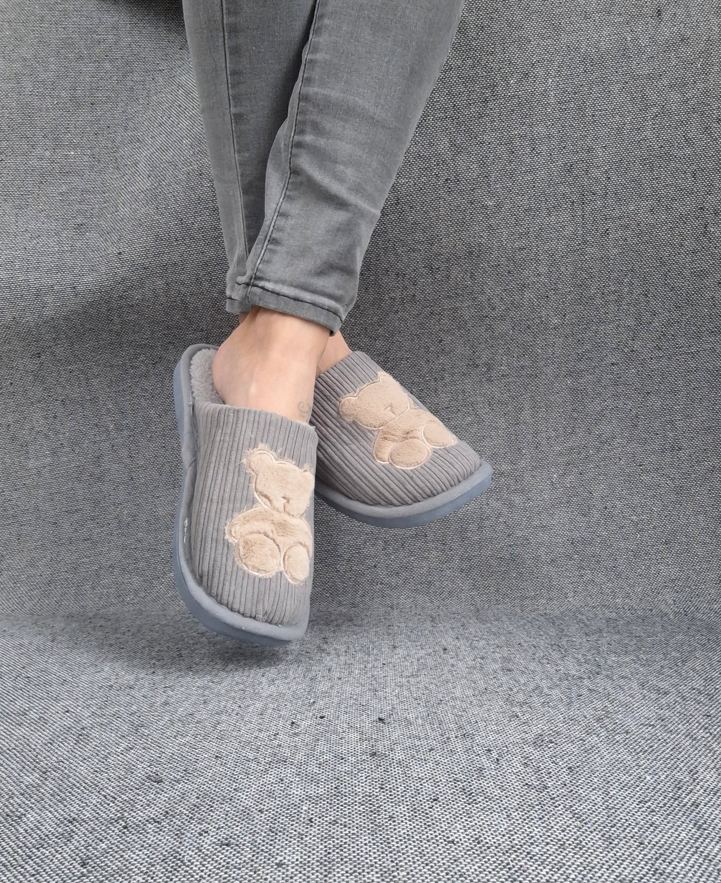 Chaussons fourrés gris en tissu avec motif ours beige