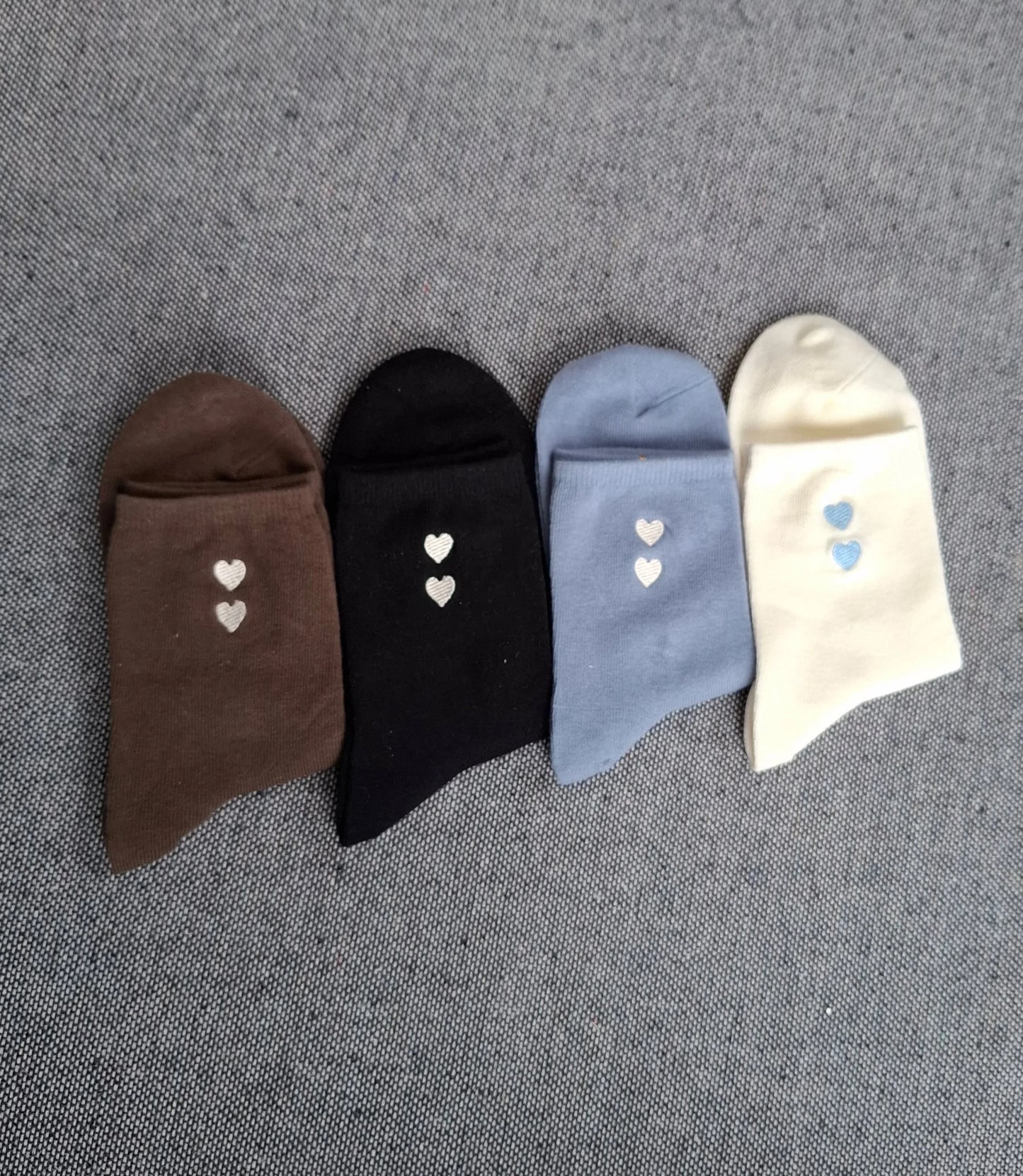 Paire de chaussettes marron en coton à motif cœurs blancs