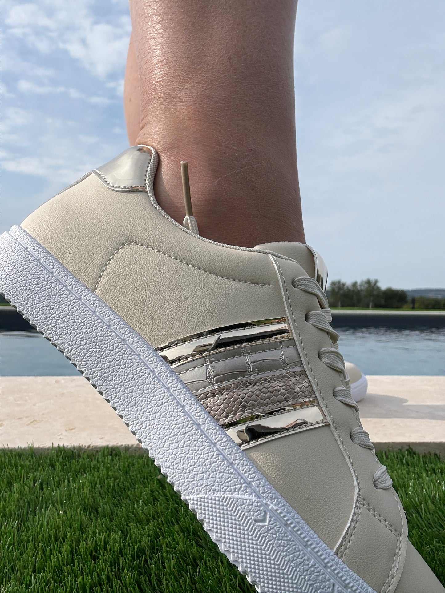 Chaussures baskets beige avec bandes dorées style sneakers