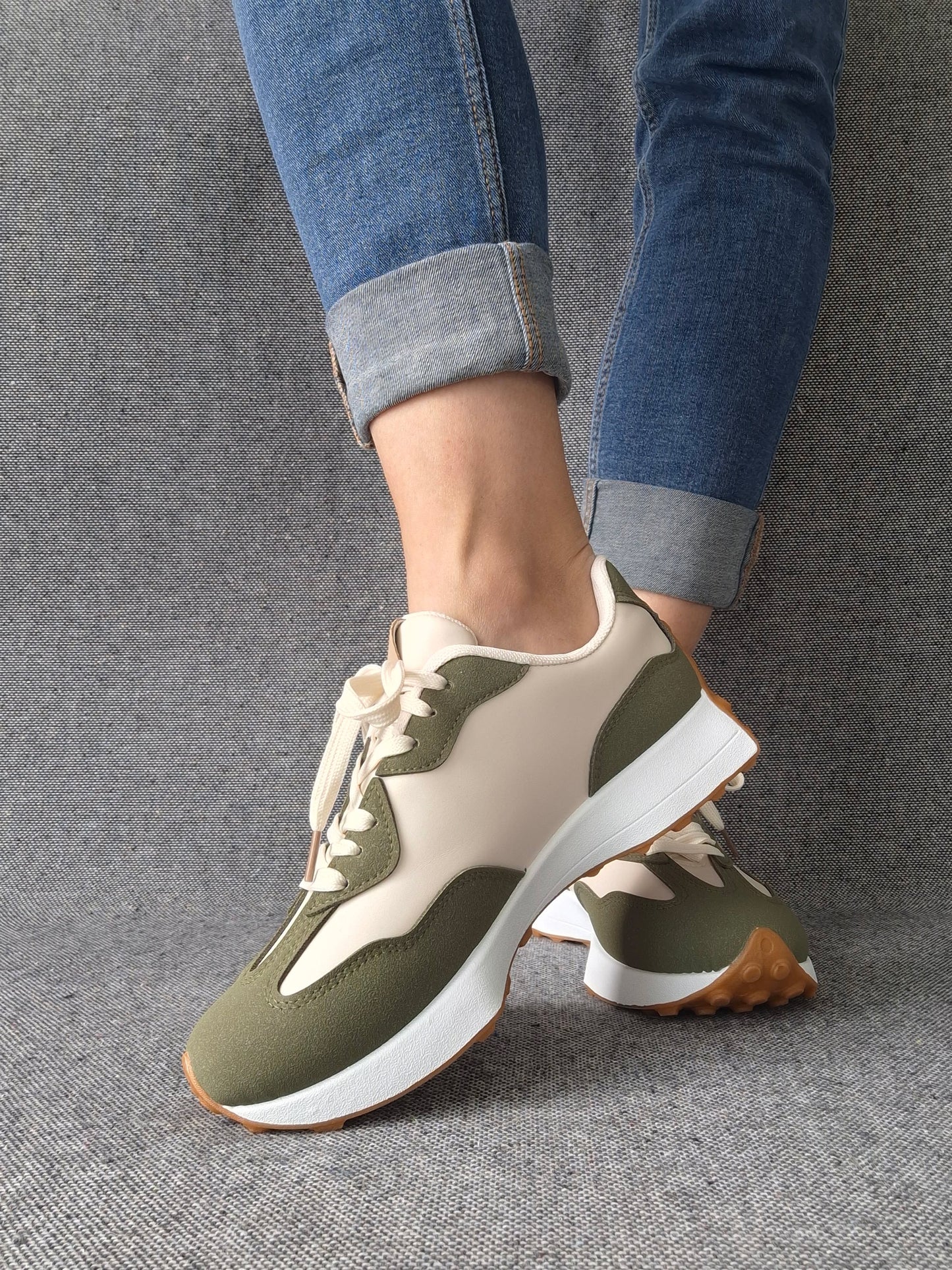 Chaussures baskets en tissu beige et kaki rehaussée par un motif taupe style sneakers