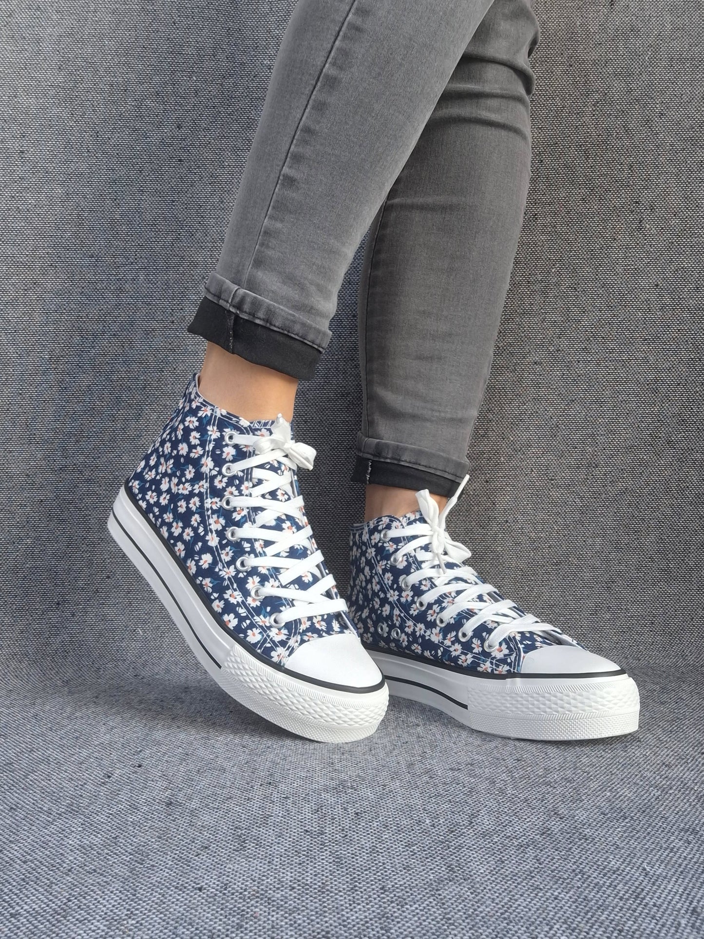 Chaussures baskets hautes motifs liberty fleurs bleu marine en tissu style converse