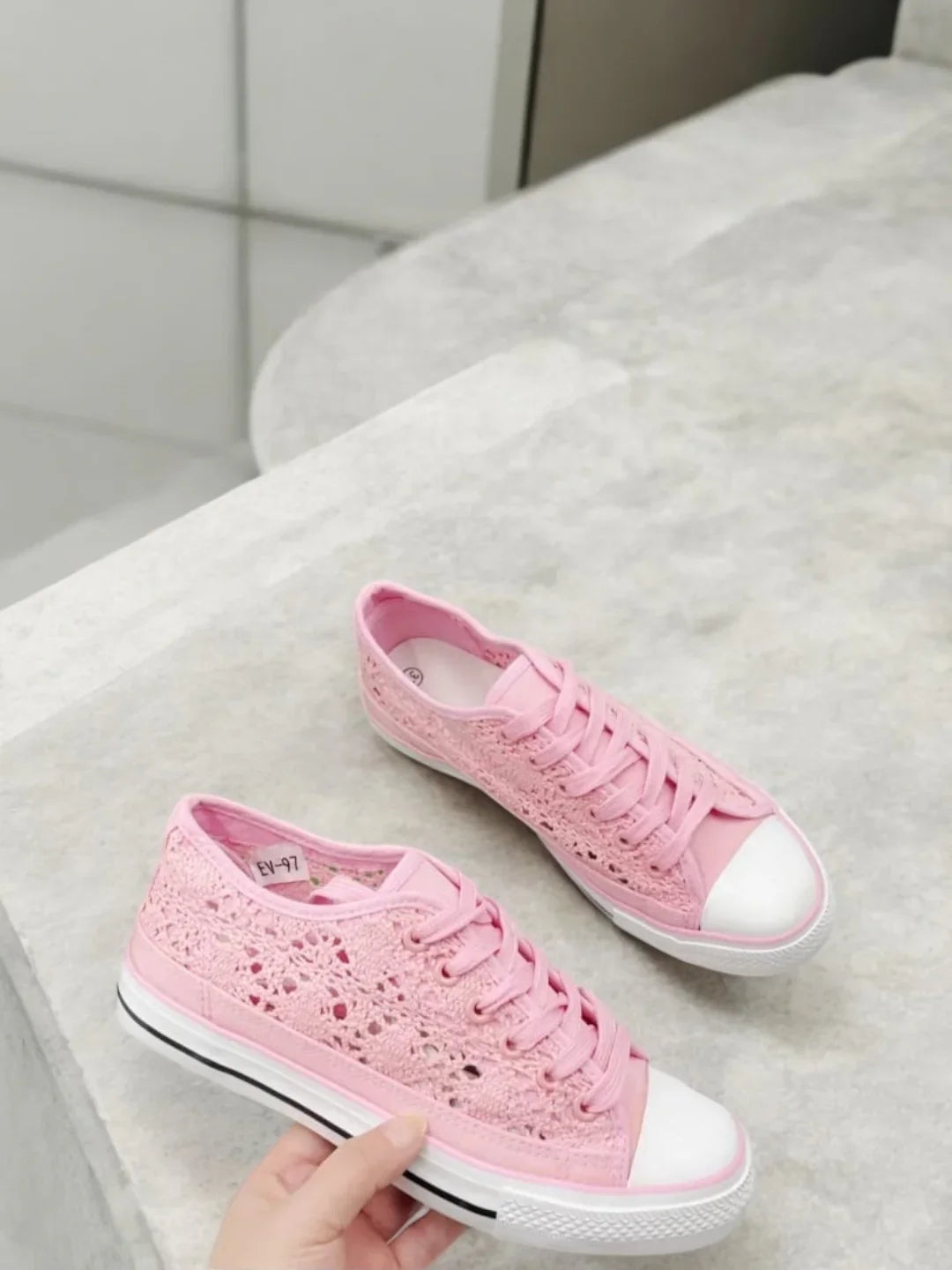 Chaussures baskets basses à dentelle rose en tissu style converse