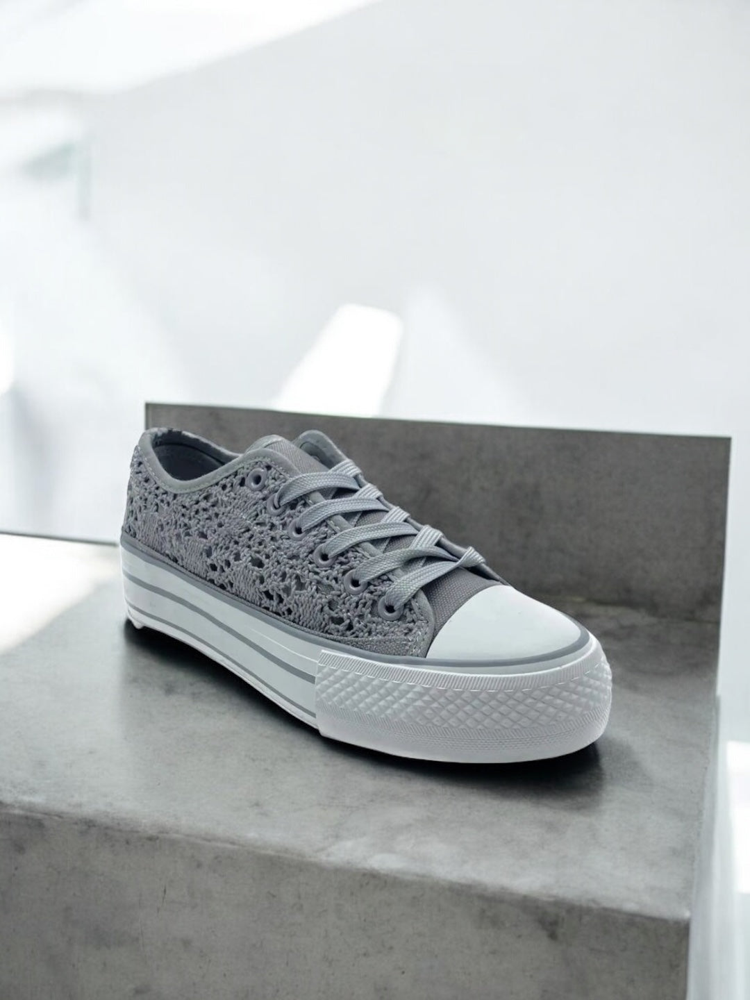 Chaussures baskets basses à dentelle grise en tissu style converse