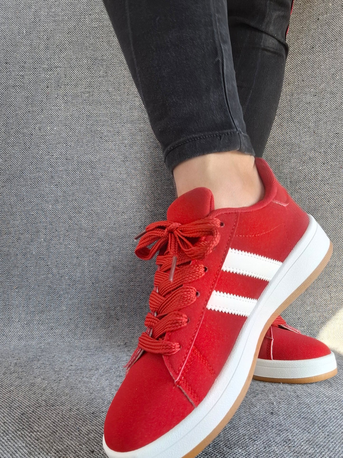 Chaussures baskets basses rouges avec bandes blanches style campus