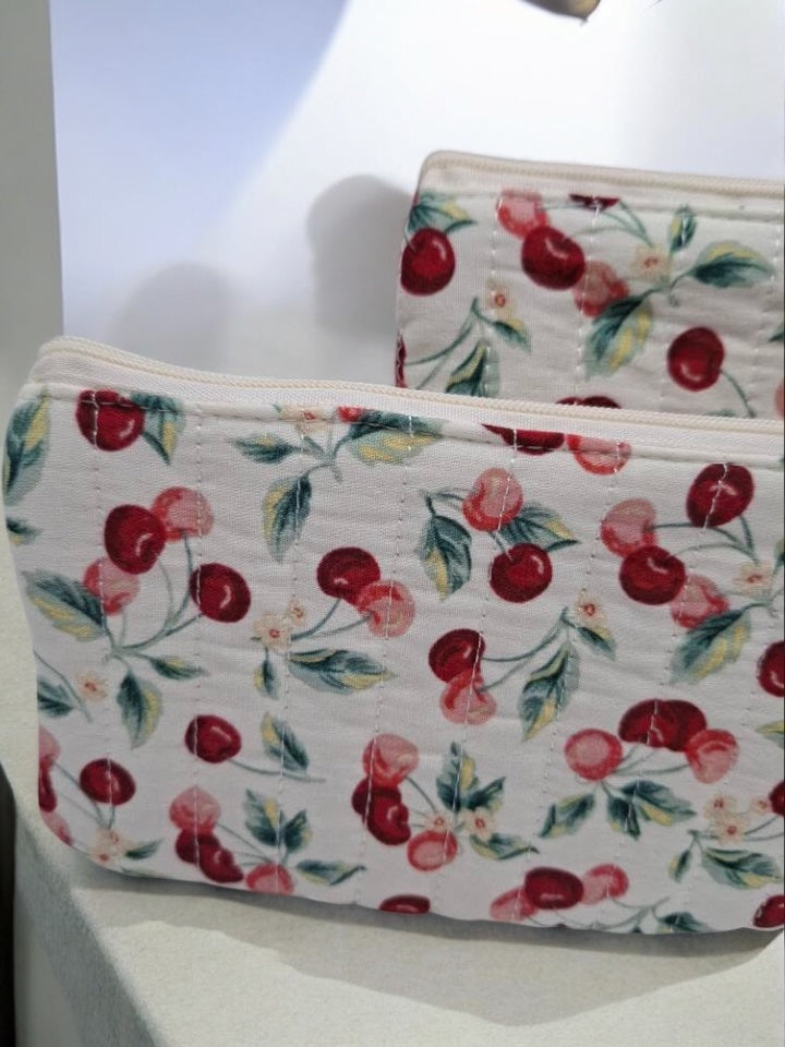 Trousse et pochette en coton motifs cerises rouges et roses