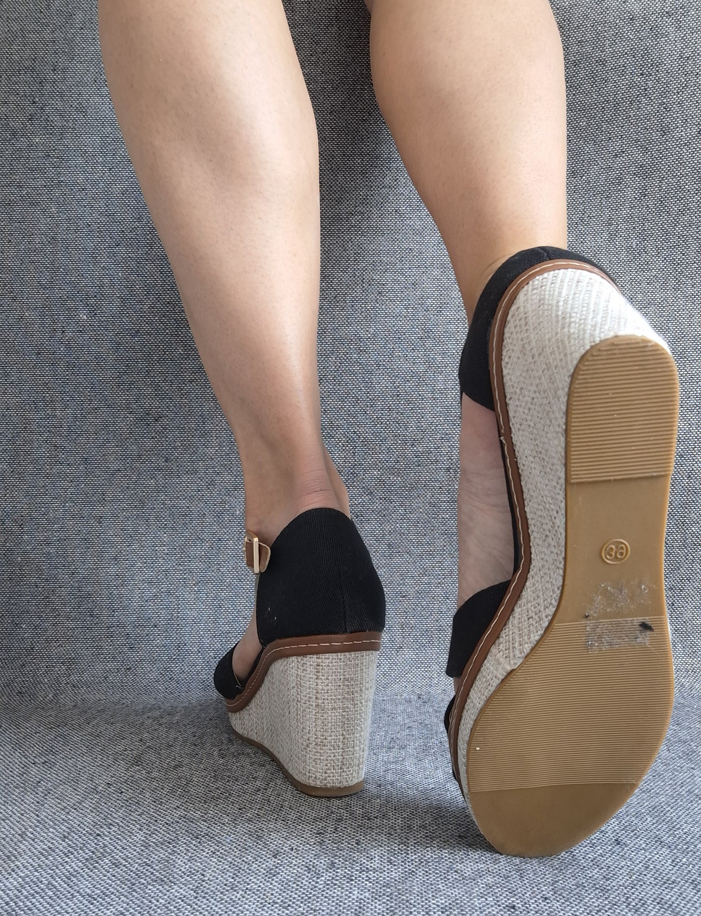 Chaussures sandales compensées tissu à lanières noire et semelle beige