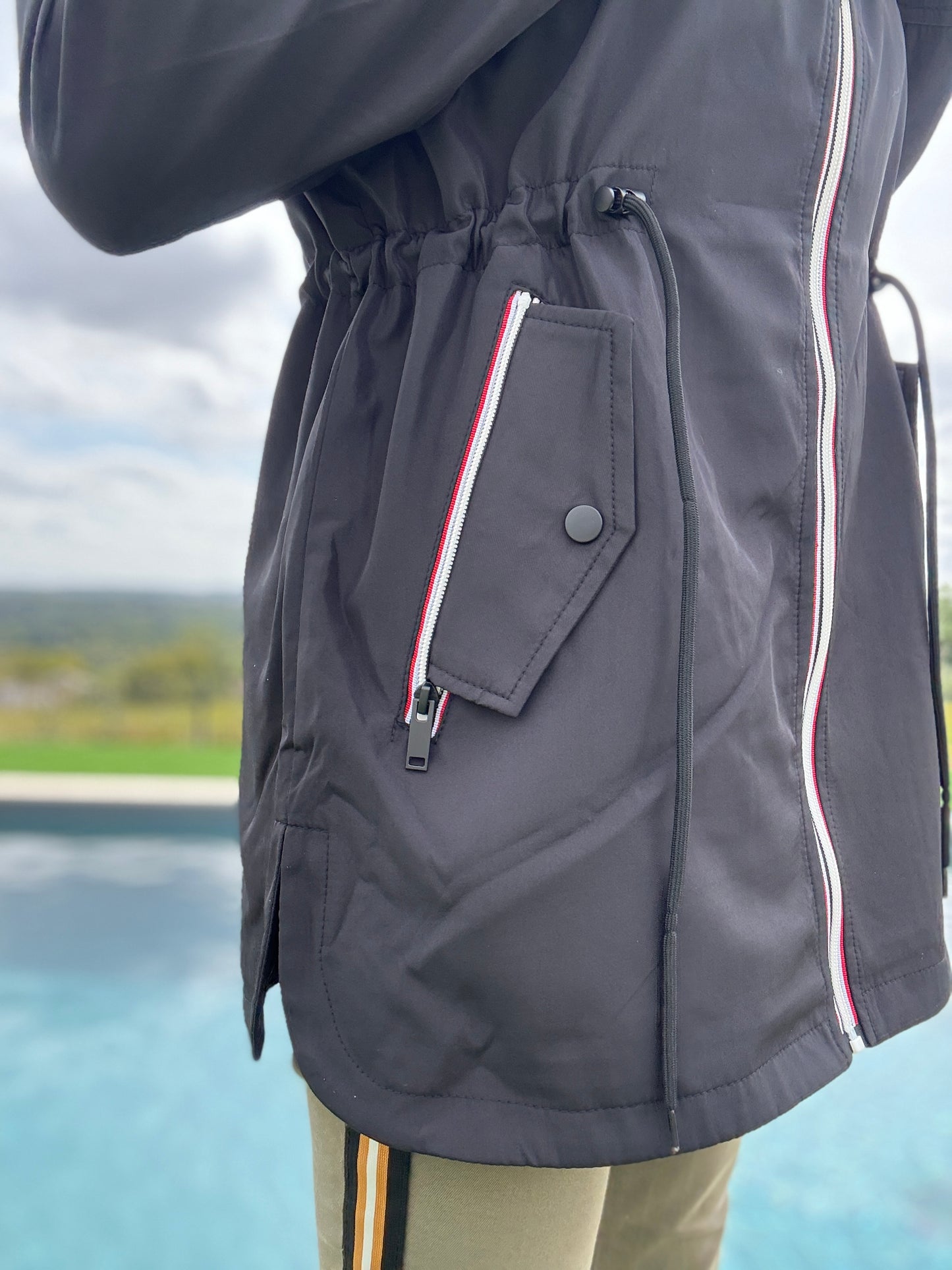 New Lolo - Manteau mi long deperlant léger noir capuche intérieur marin rayé noir blanc
