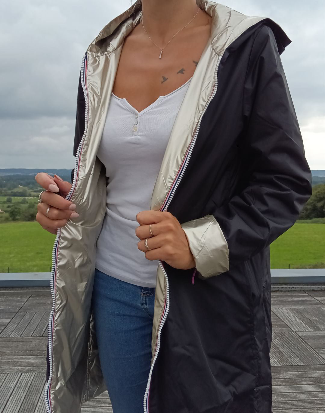 Laura Jo - Imperméable réversible long mi-saison garnissage ouate couleur noir / doré - Curvy