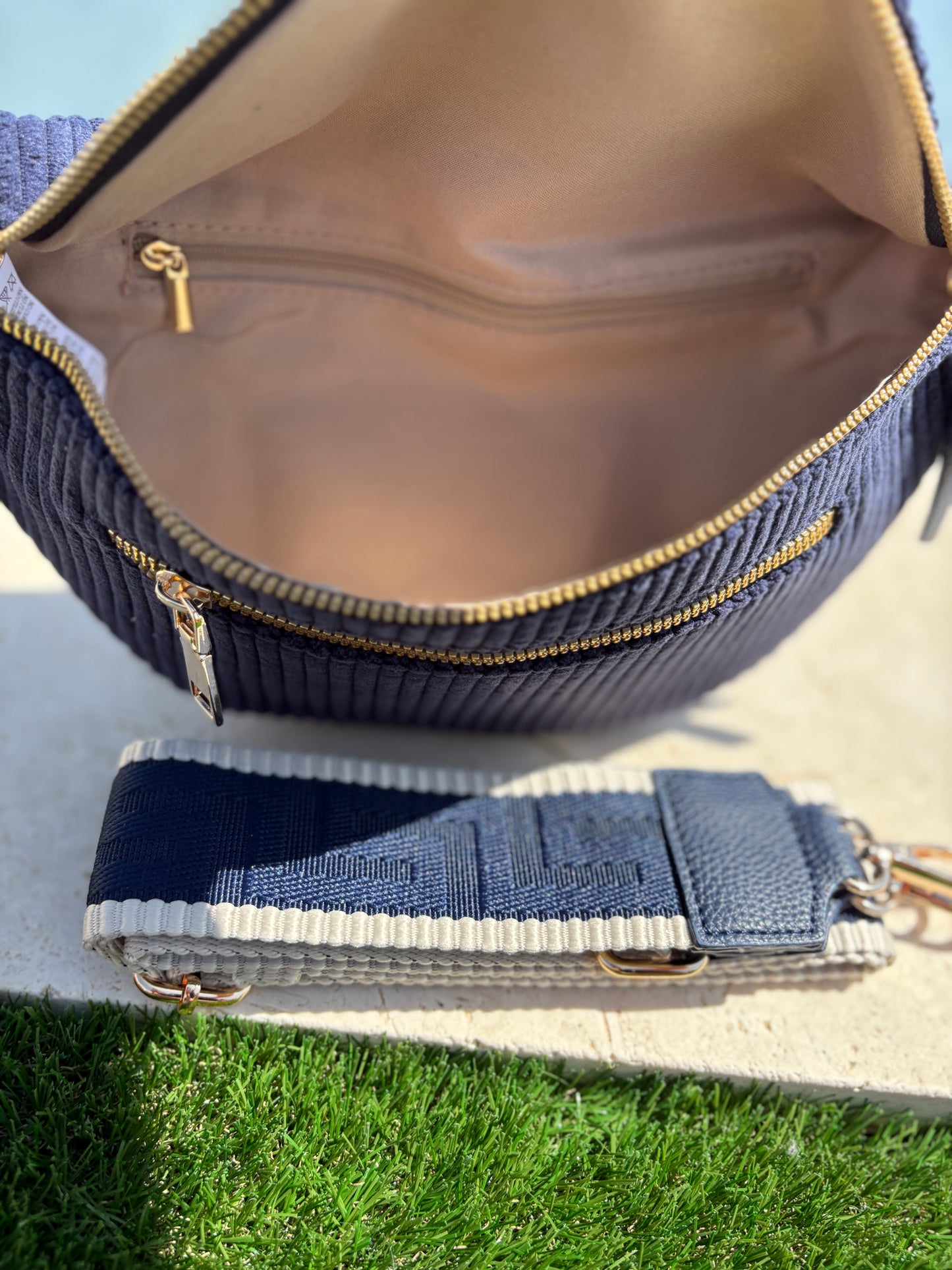 Sac banane velours côtelé 2 poches bleu marine sangle fantaisie