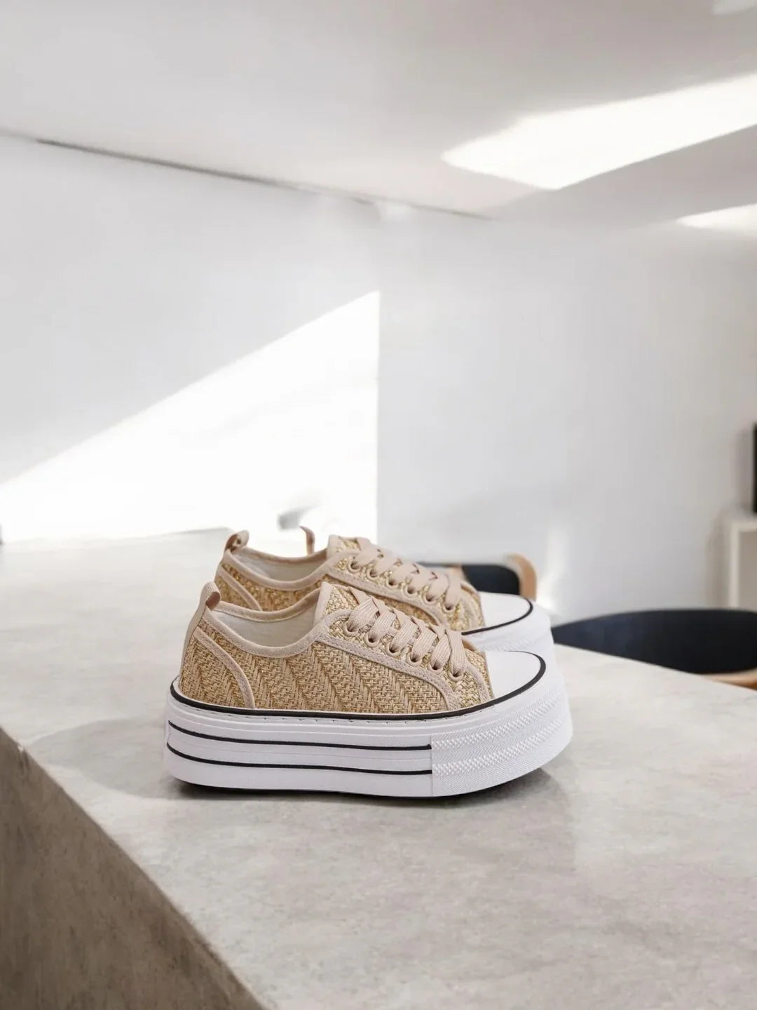 Chaussures baskets tissées beige doré semelle compensée style converse