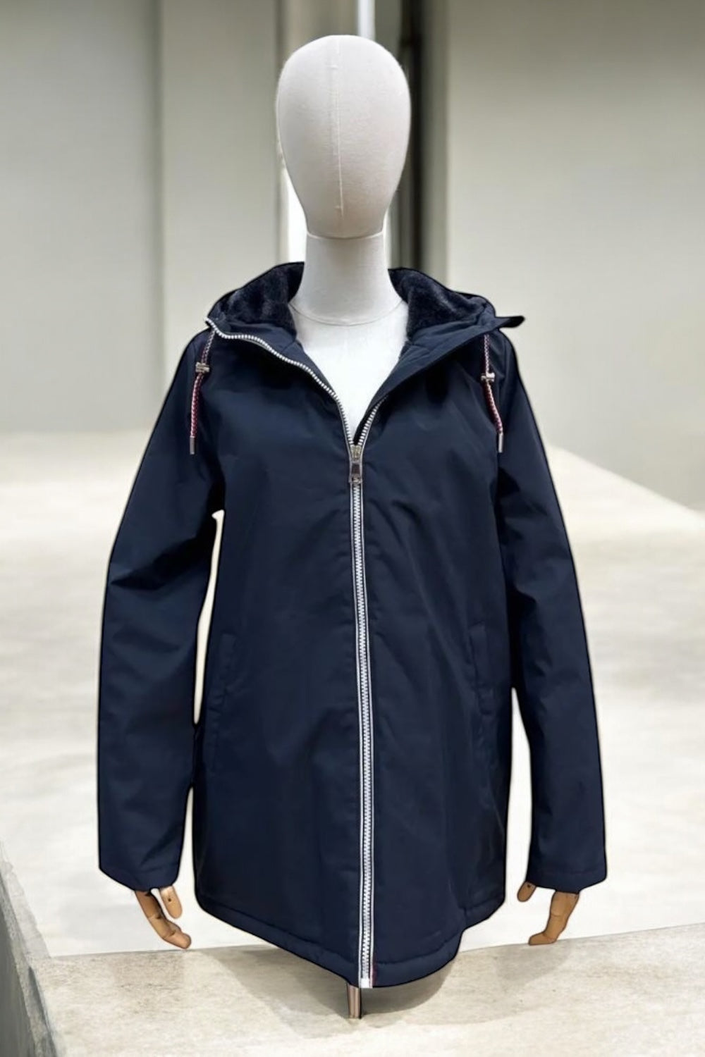 Manteau imperméable mi long fourré en fausse fourrure bleu marine - Curvy