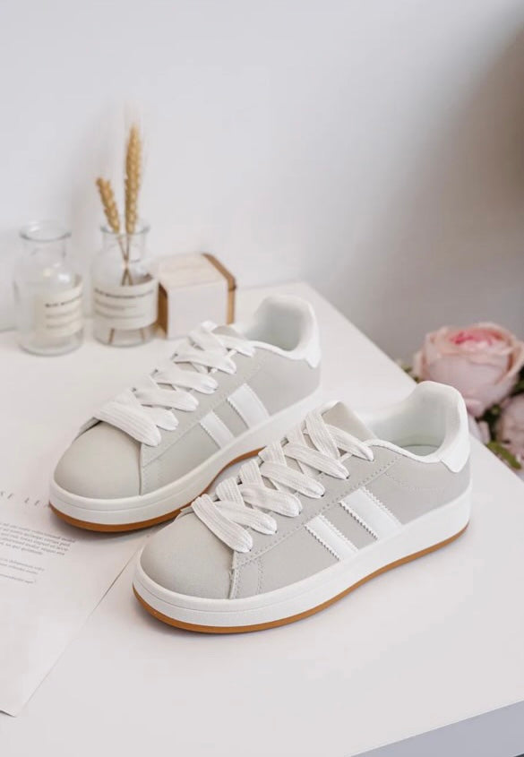 Chaussures baskets basses grises à rayures blanches style sneakers