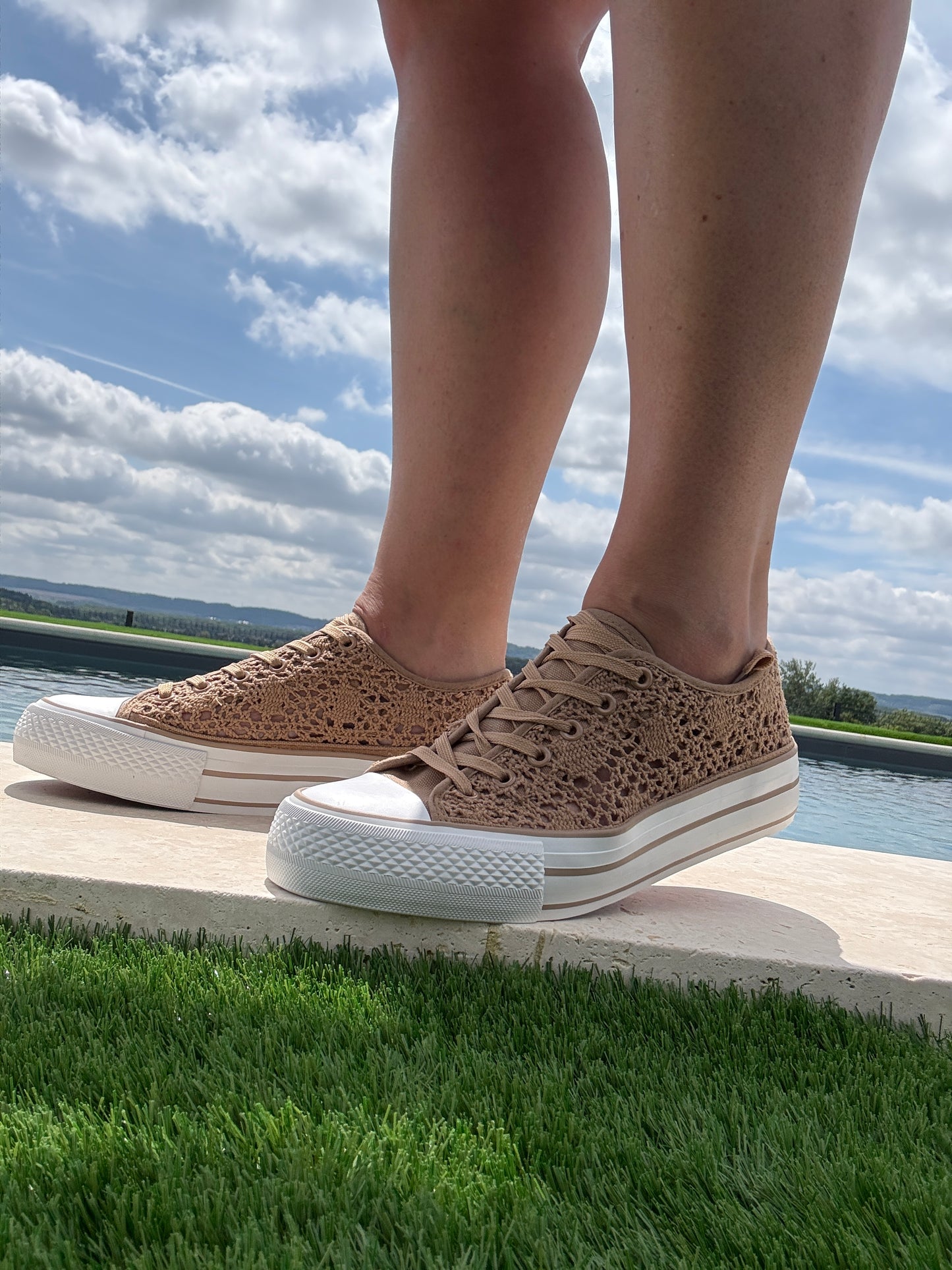 Chaussures baskets basses à dentelle beige foncé en tissu style converse