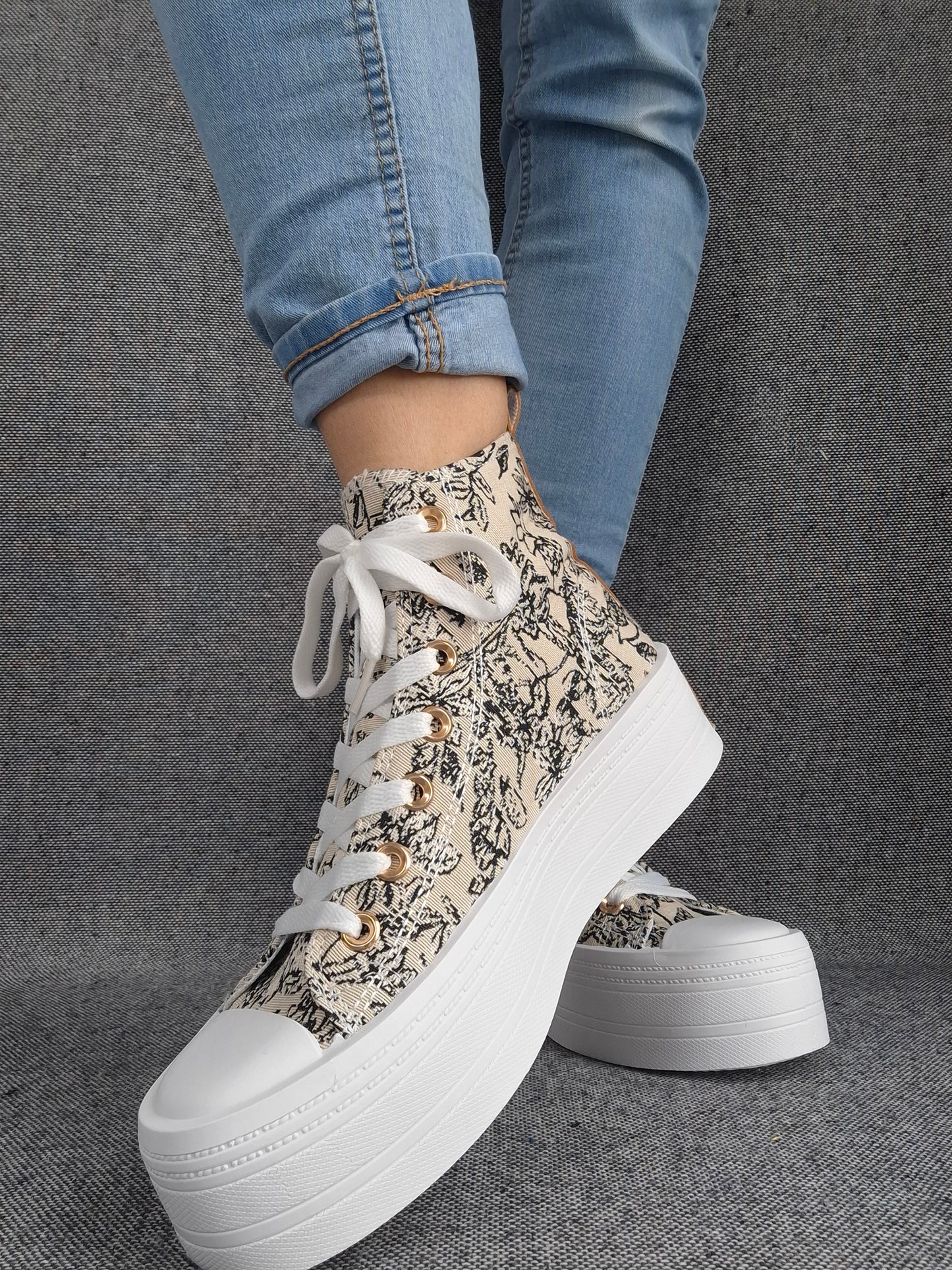 Chaussures baskets hautes en tissu toile beige toile de jouy noir semelles compensées