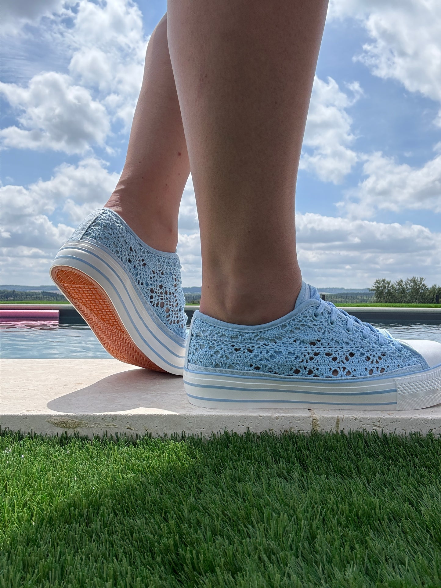 Chaussures baskets basses à dentelle bleu en tissu style converse