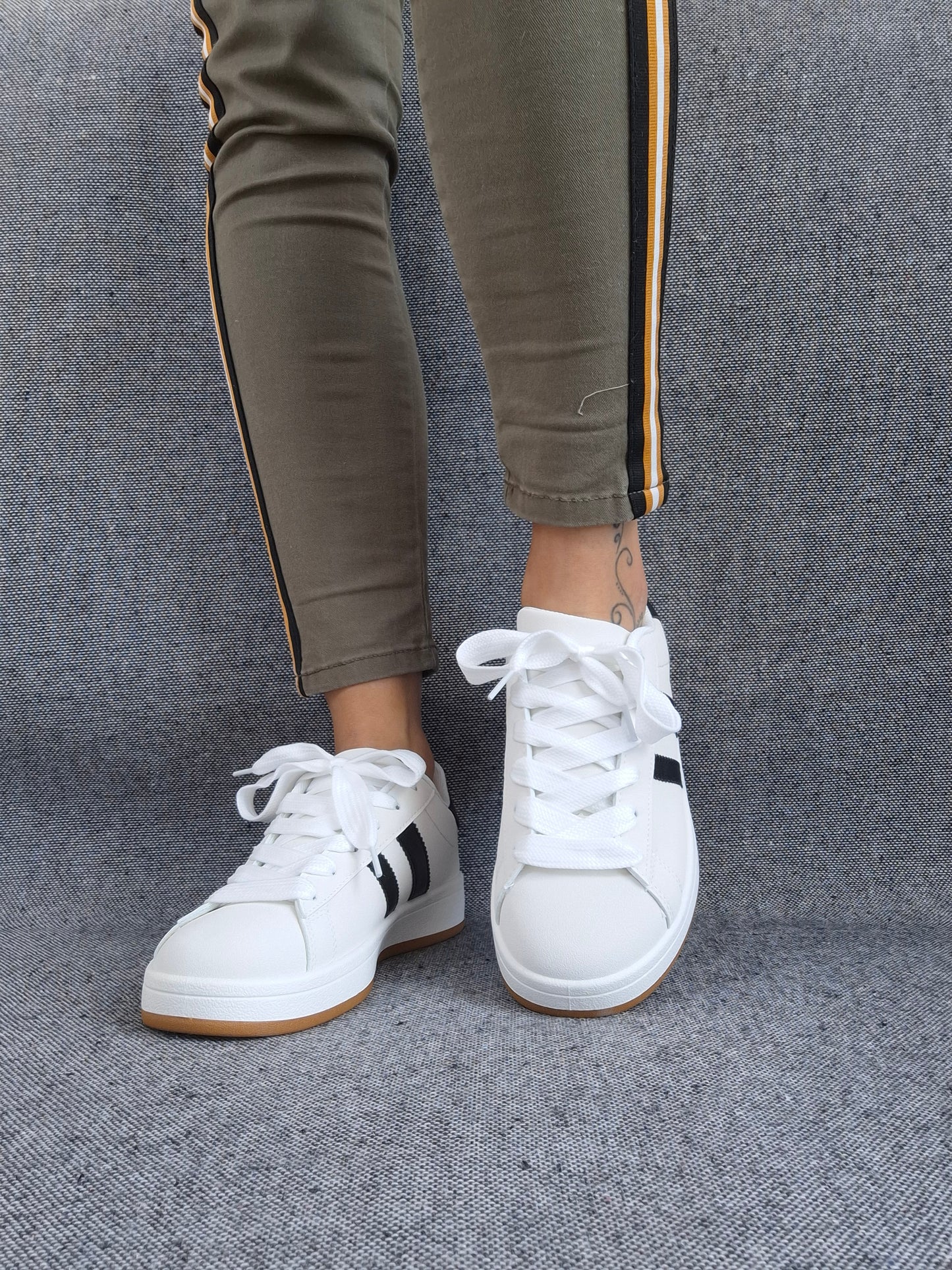 Chaussures baskets basses blanches à rayures noires style campus