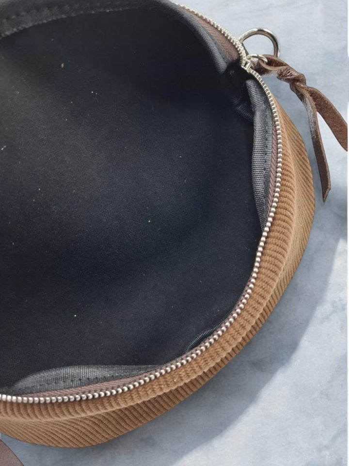 Sac banane en velours côtelé camel doubles curseurs en cuir