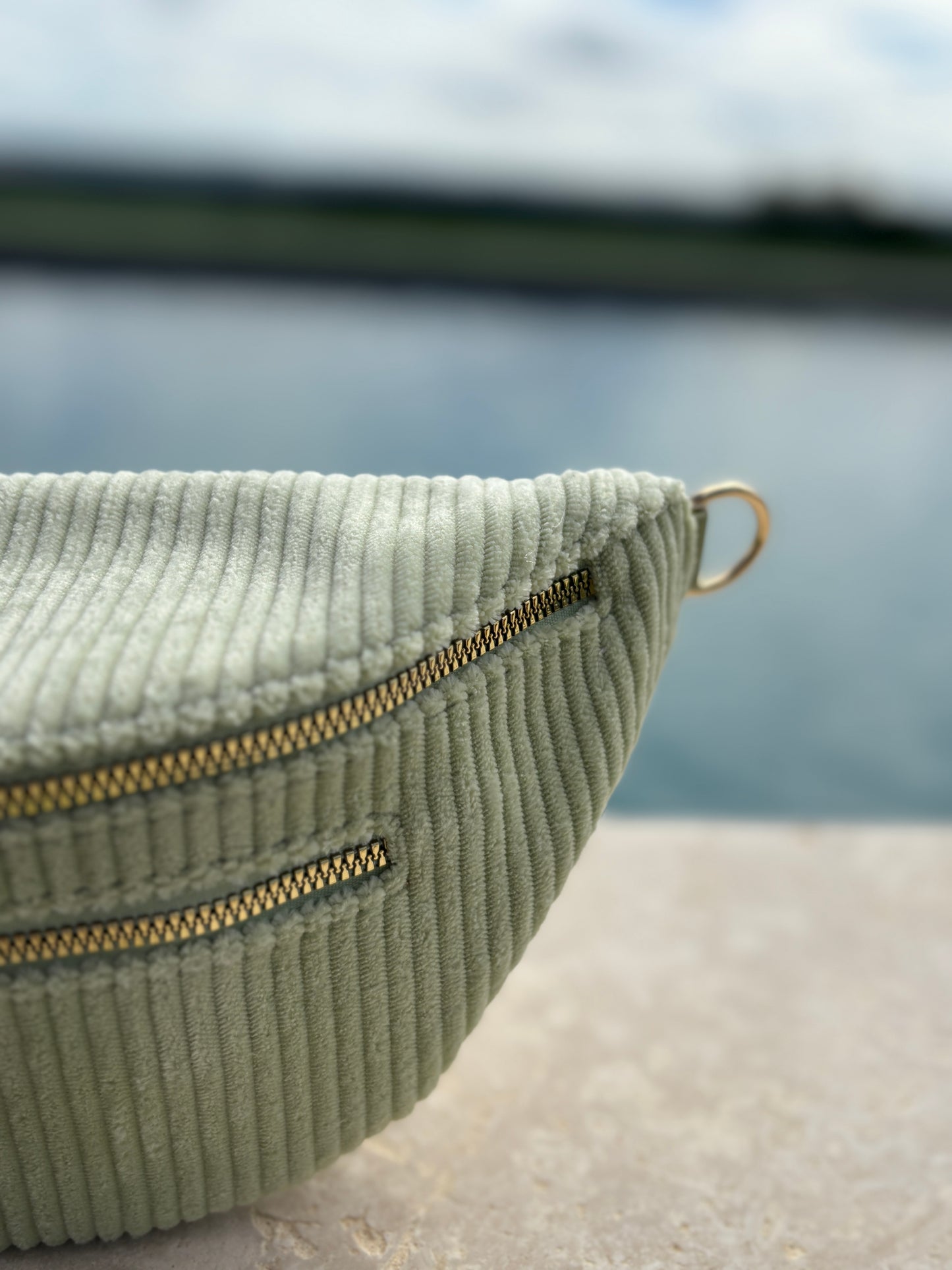 Sac banane velours côtelé 2 poches vert clair vert d'eau sangle fantaisie
