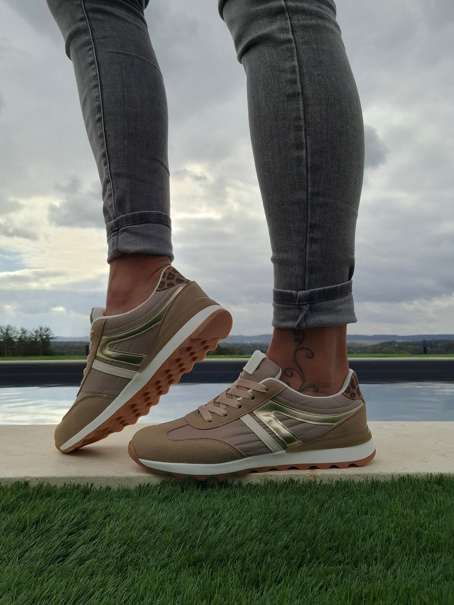 Chaussures baskets kaki et taupe avec un motif doré style sneakers new balance