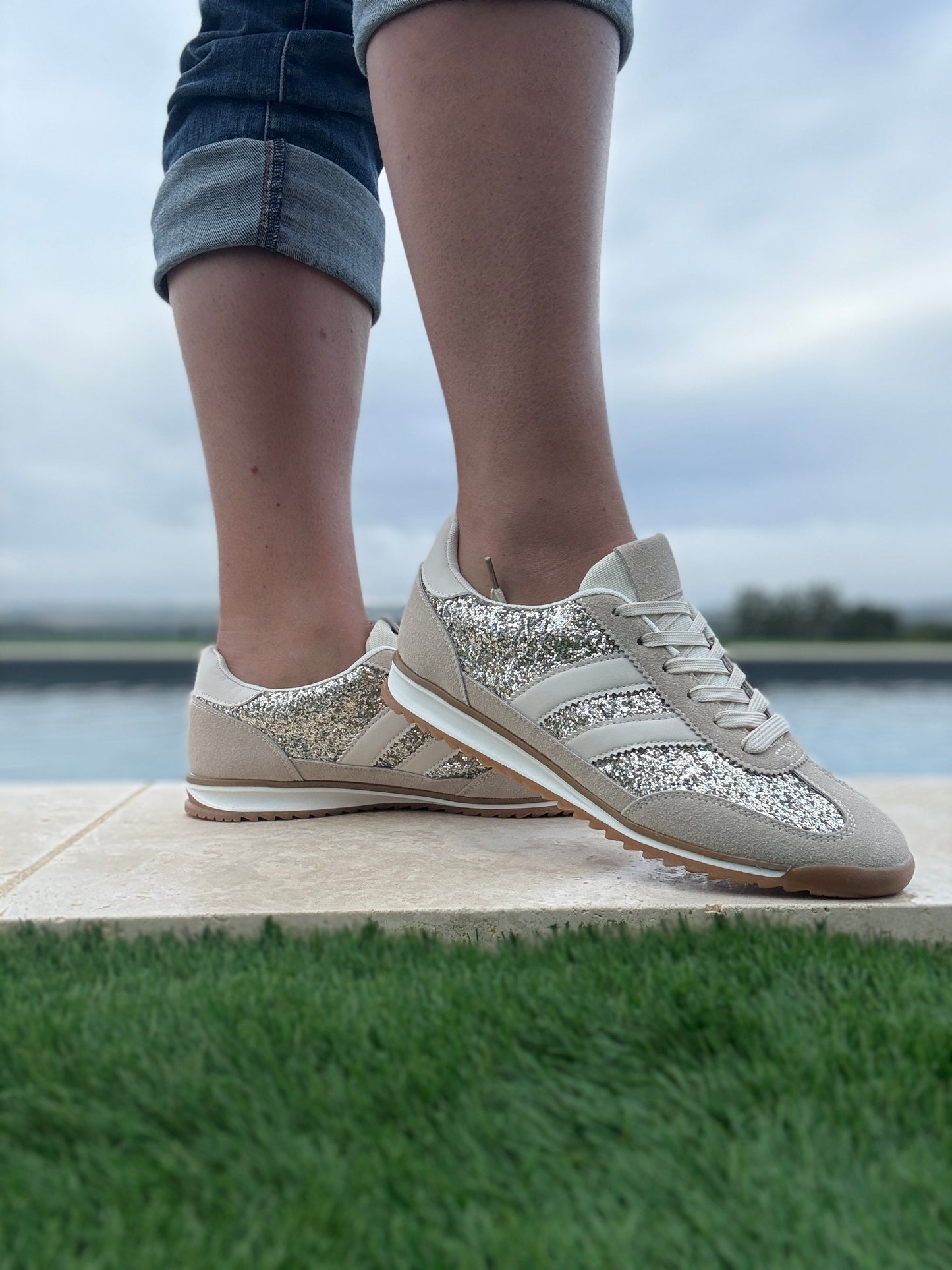 Chaussures baskets basses gris pailleté avec des rayures blanches style sneakers