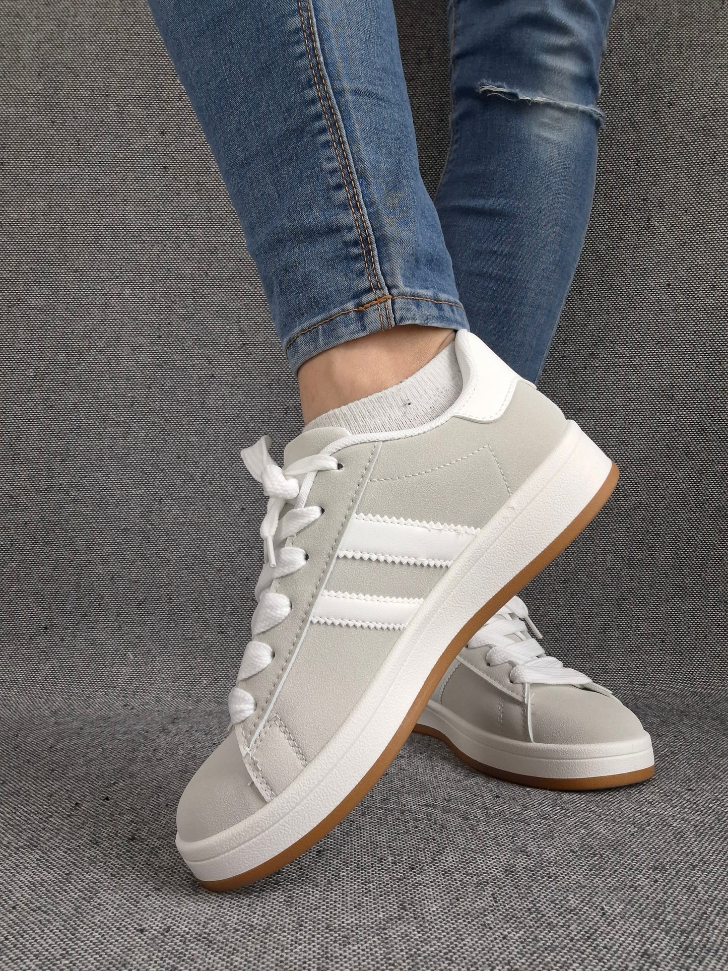 Chaussures baskets basses grises à rayures blanches style sneakers